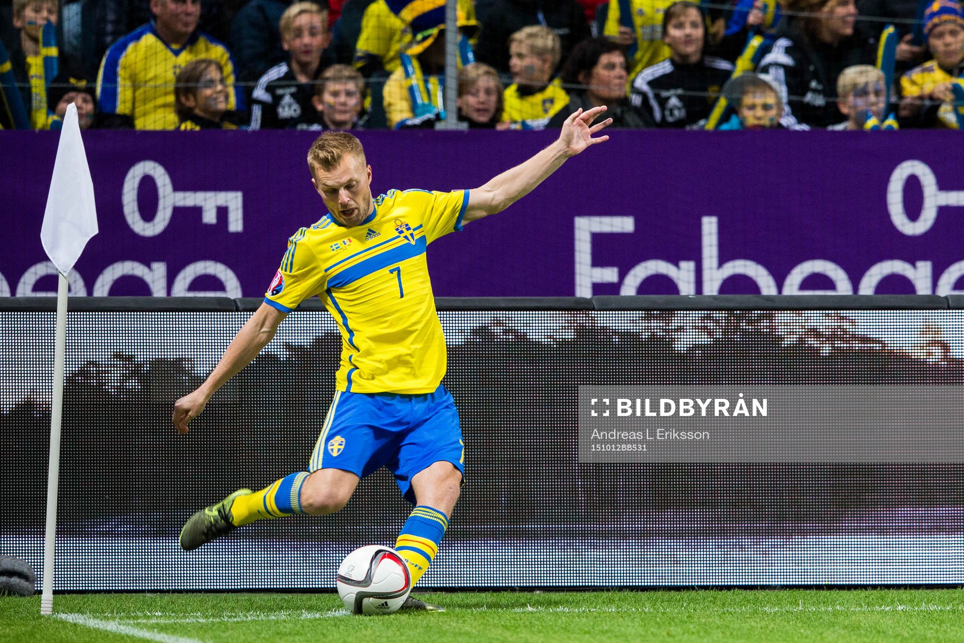 Sveriges Sebastian Larsson med en hörna