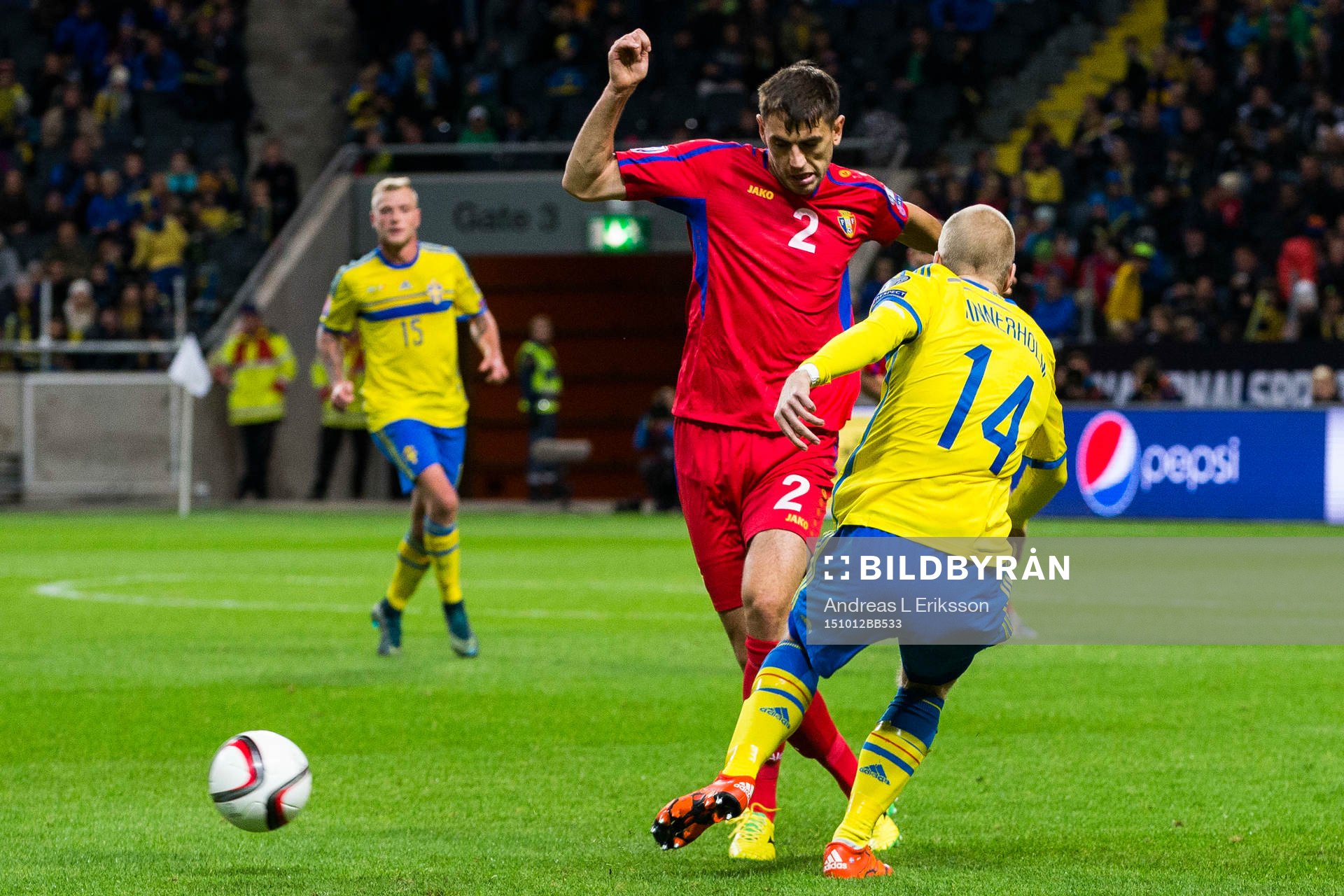 Moldaviens Igor Armas och Sveriges Anton Tinnerholm under fotbollsmatchen i EM-kvalet mellan Sverige och Moldavien den 12 oktober 2015 i Stockholm.