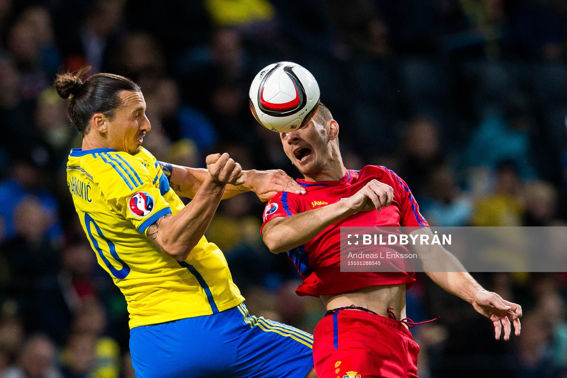 Sveriges Zlatan Ibrahimovic i en nickduell med Moldaviens