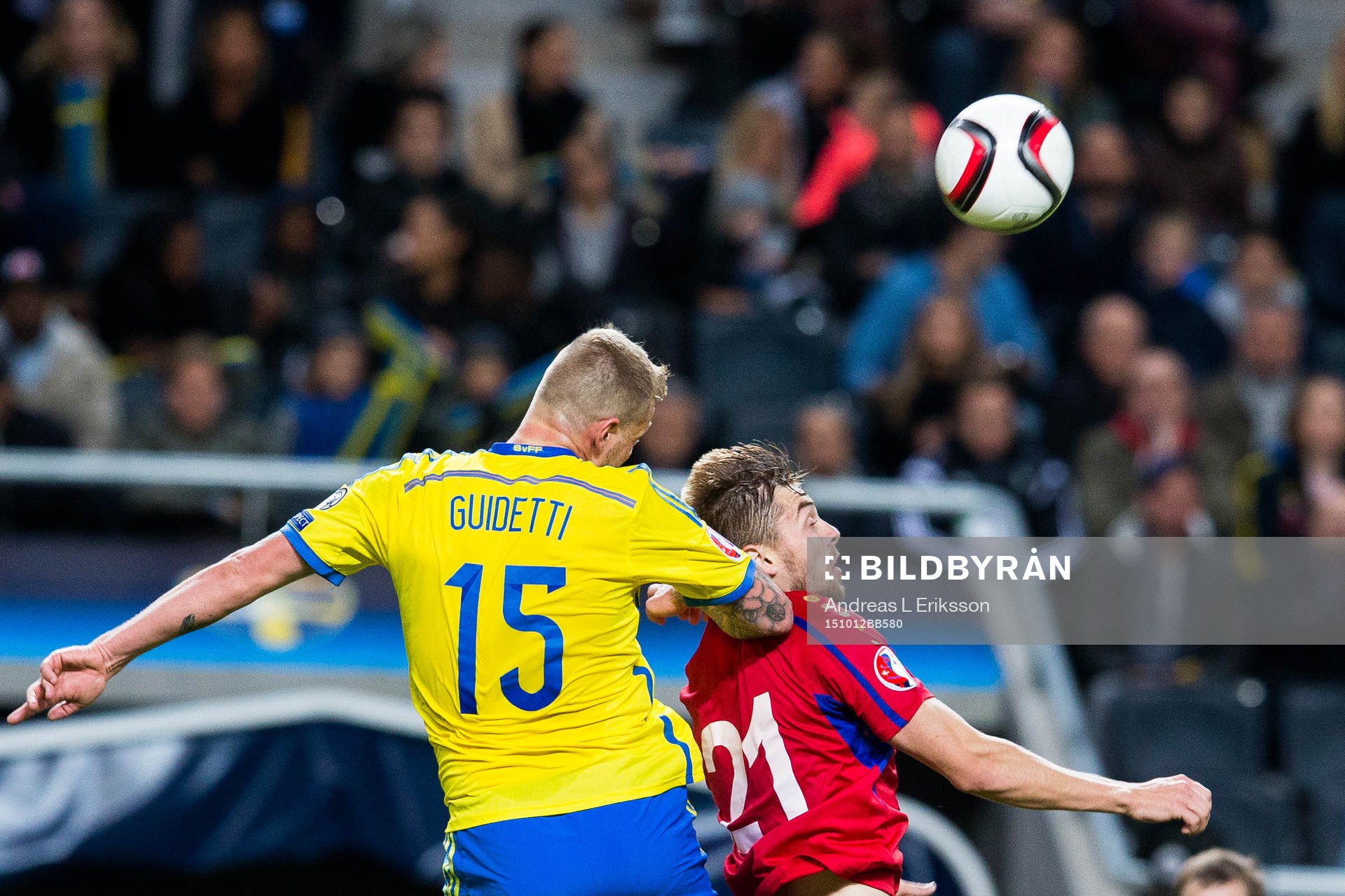 Sveriges John Guidetti i en nickduell med Moldaviens Maxim Potirniche under fotbollsmatchen i EM-kvalet mellan Sverige och Moldavien den 12 oktober 2015 i Stockholm.