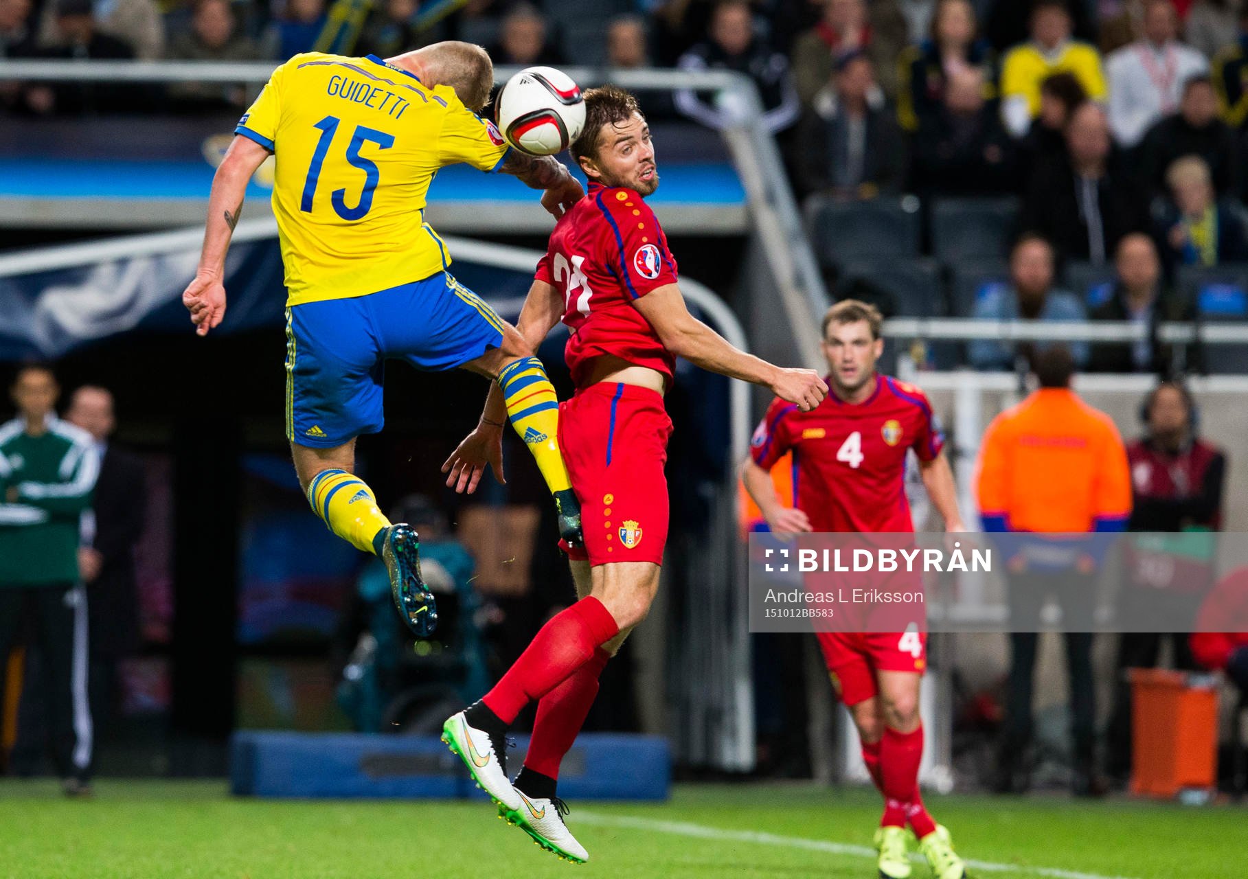 Sveriges John Guidetti i en nickduell med Moldaviens Maxim Potirniche under fotbollsmatchen i EM-kvalet mellan Sverige och Moldavien den 12 oktober 2015 i Stockholm.