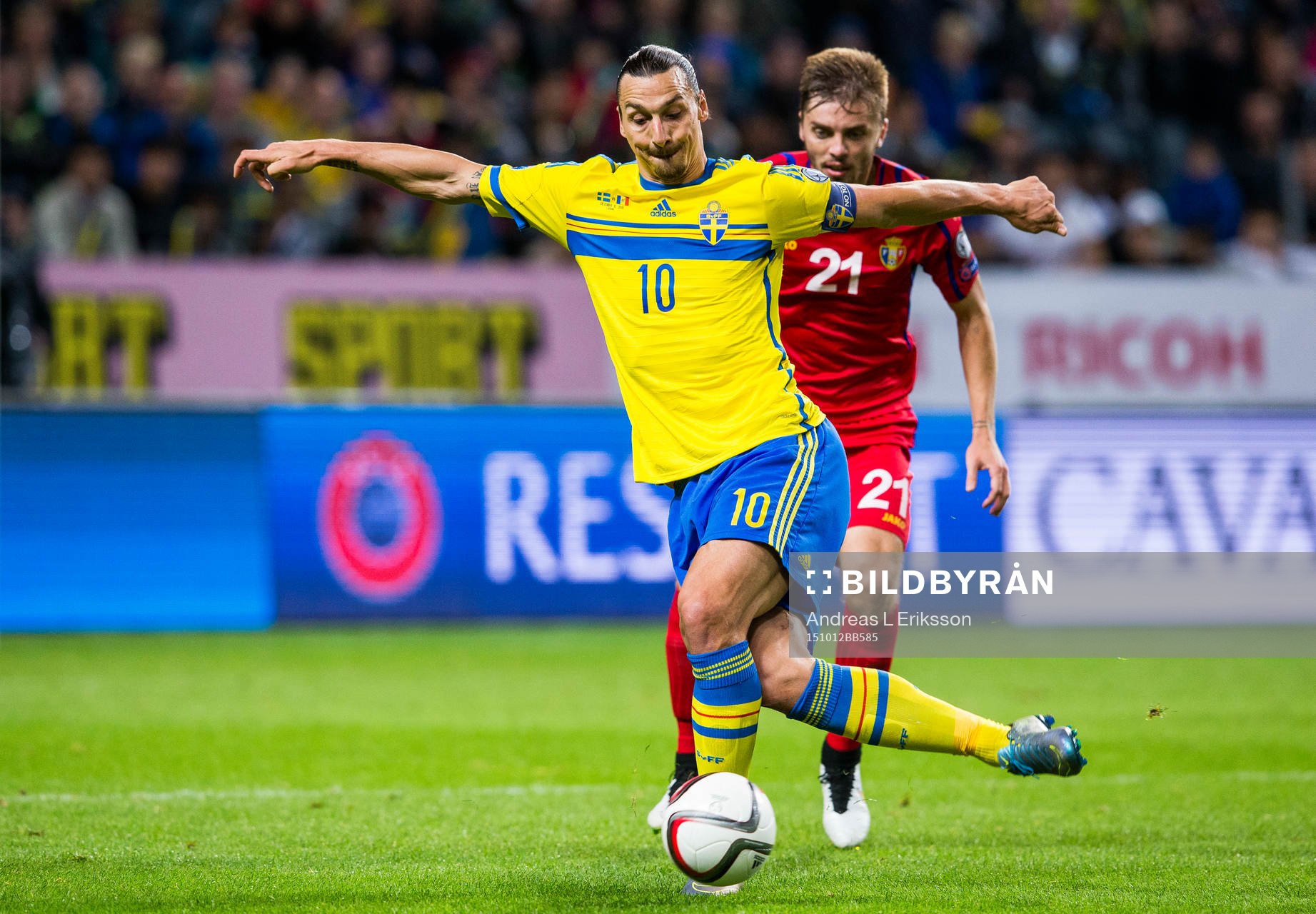 Sveriges Zlatan Ibrahimovic och Moldaviens Maxim Potirniche