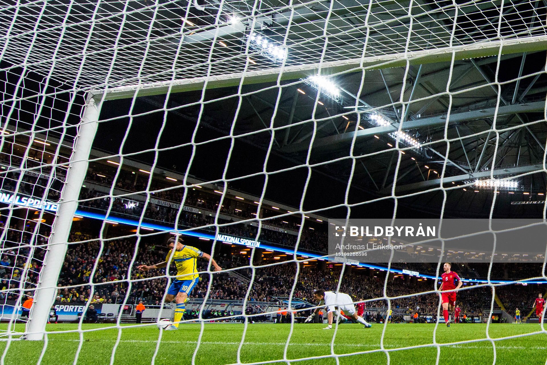 Sveriges Zlatan Ibrahimovic gör 1-0 bakom Moldaviens