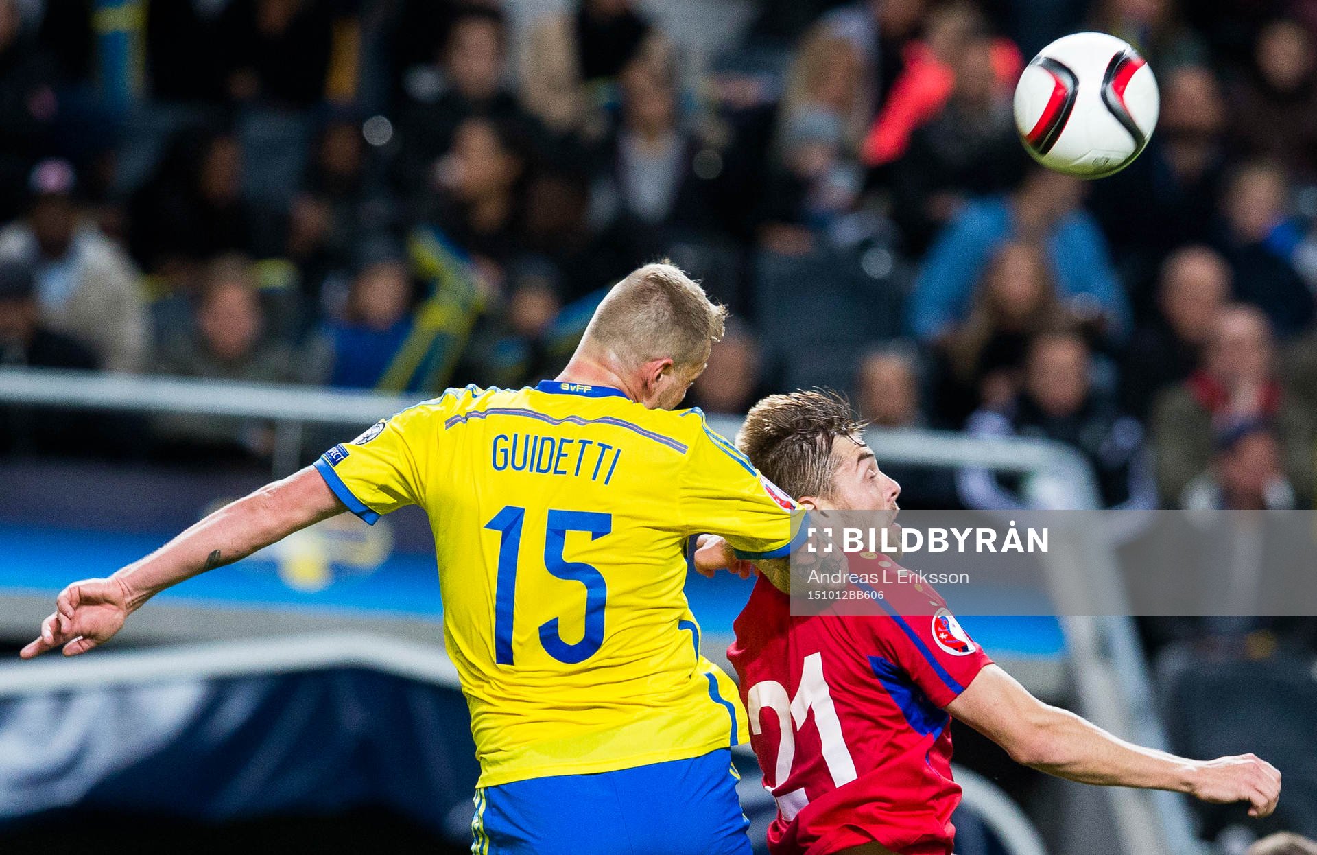 Sveriges John Guidetti i en nickduell med Moldaviens Maxim Potirniche under fotbollsmatchen i EM-kvalet mellan Sverige och Moldavien den 12 oktober 2015 i Stockholm.