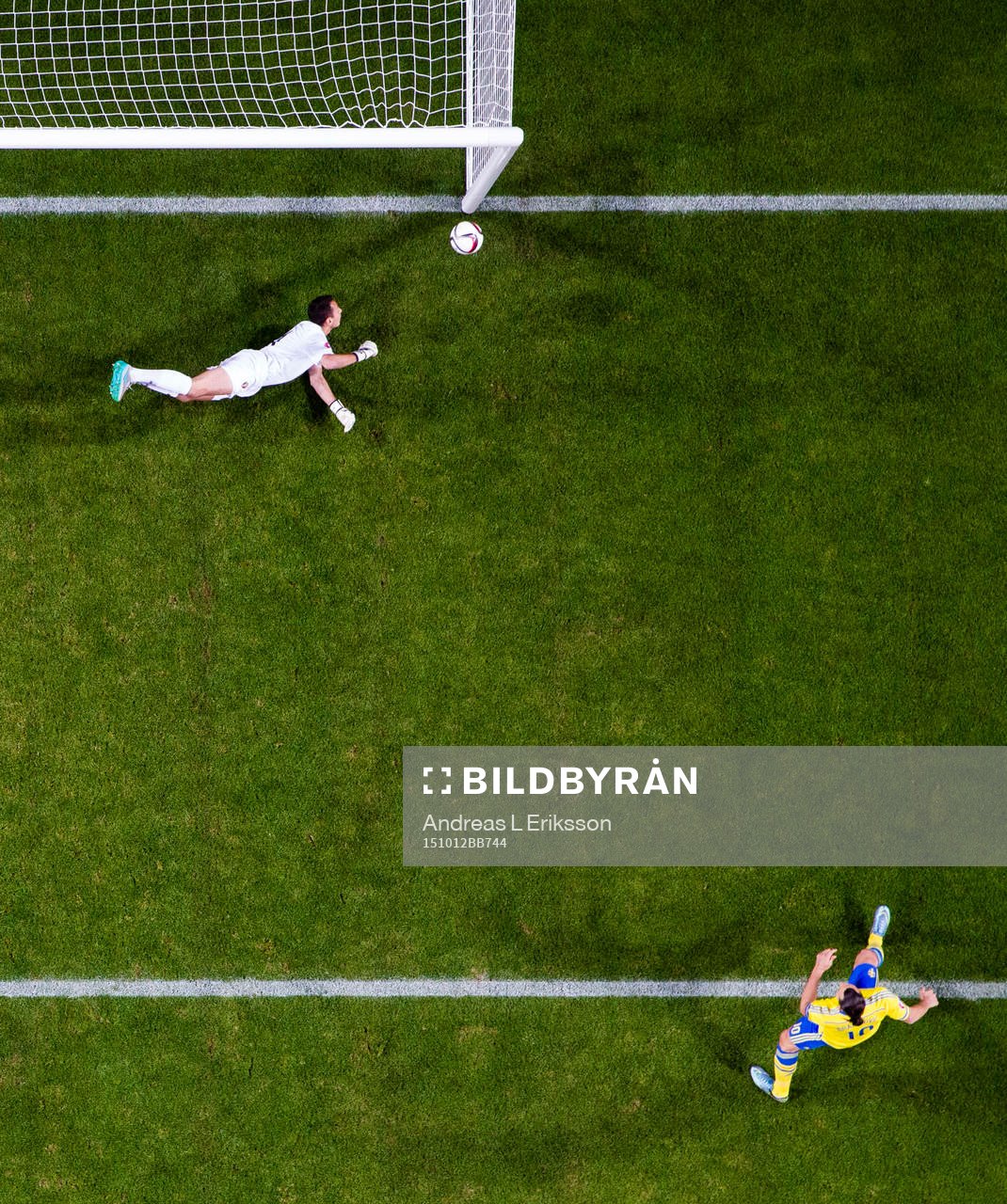 Moldaviens målvakt Ilie Cebanu och Sveriges Zlatan