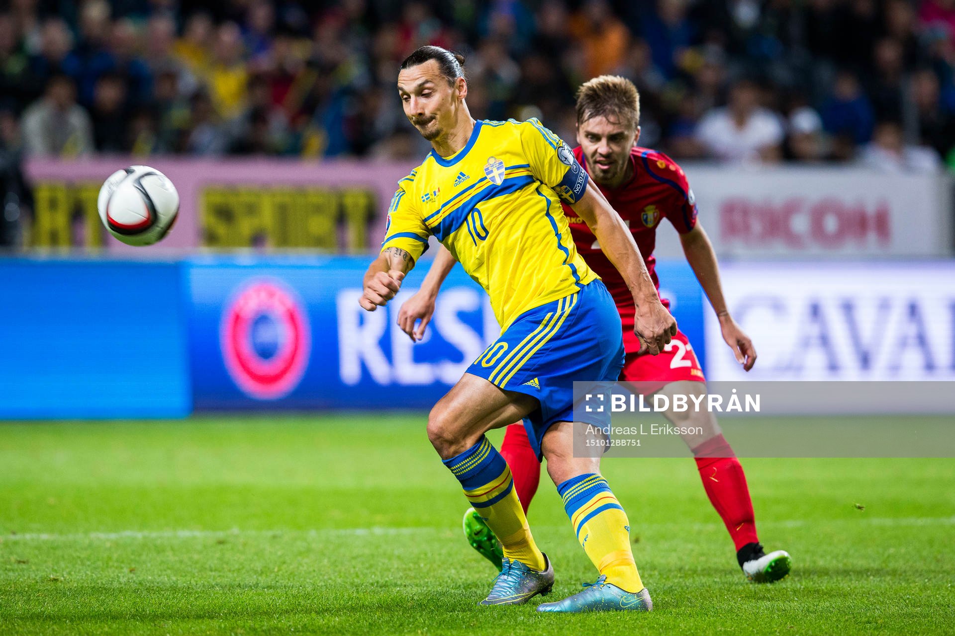 Sveriges Zlatan Ibrahimovic och Moldaviens Maxim Potirniche