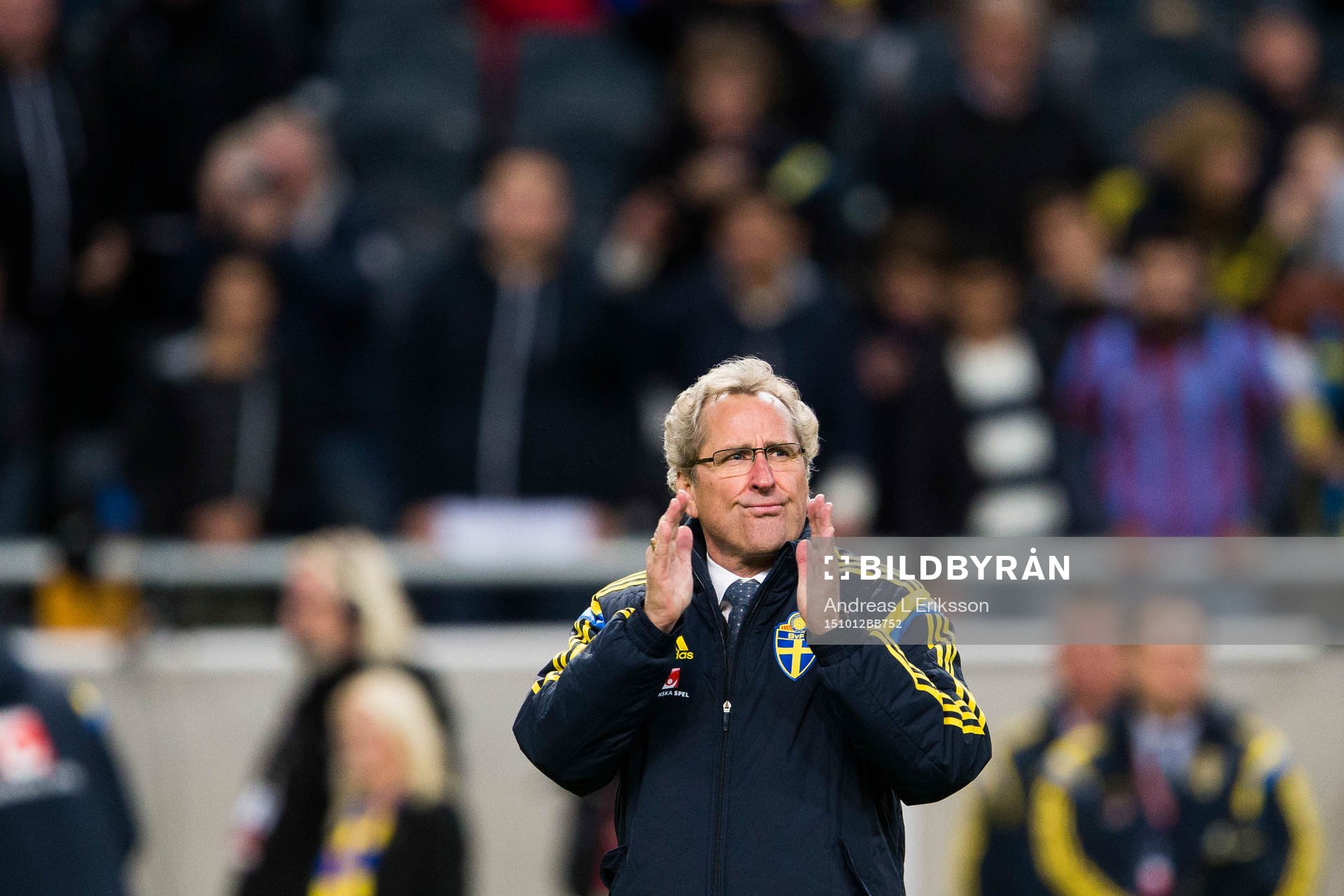 Sveriges förbundskapten Erik Hamrén tackar publiken efter fotbollsmatchen i EM-kvalet mellan Sverige och Moldavien den 12 oktober 2015 i Stockholm.