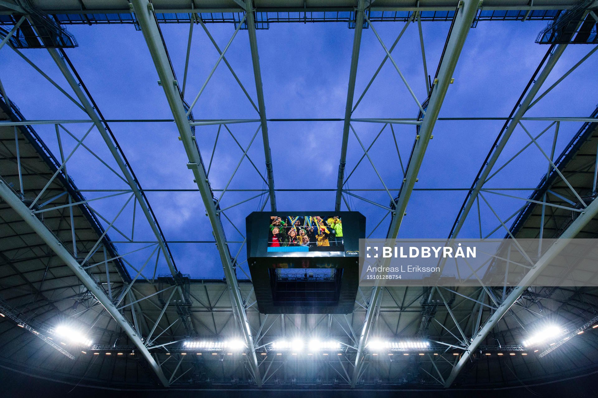 Storbildskärmen på Friends Arena innan fotbollsmatchen i