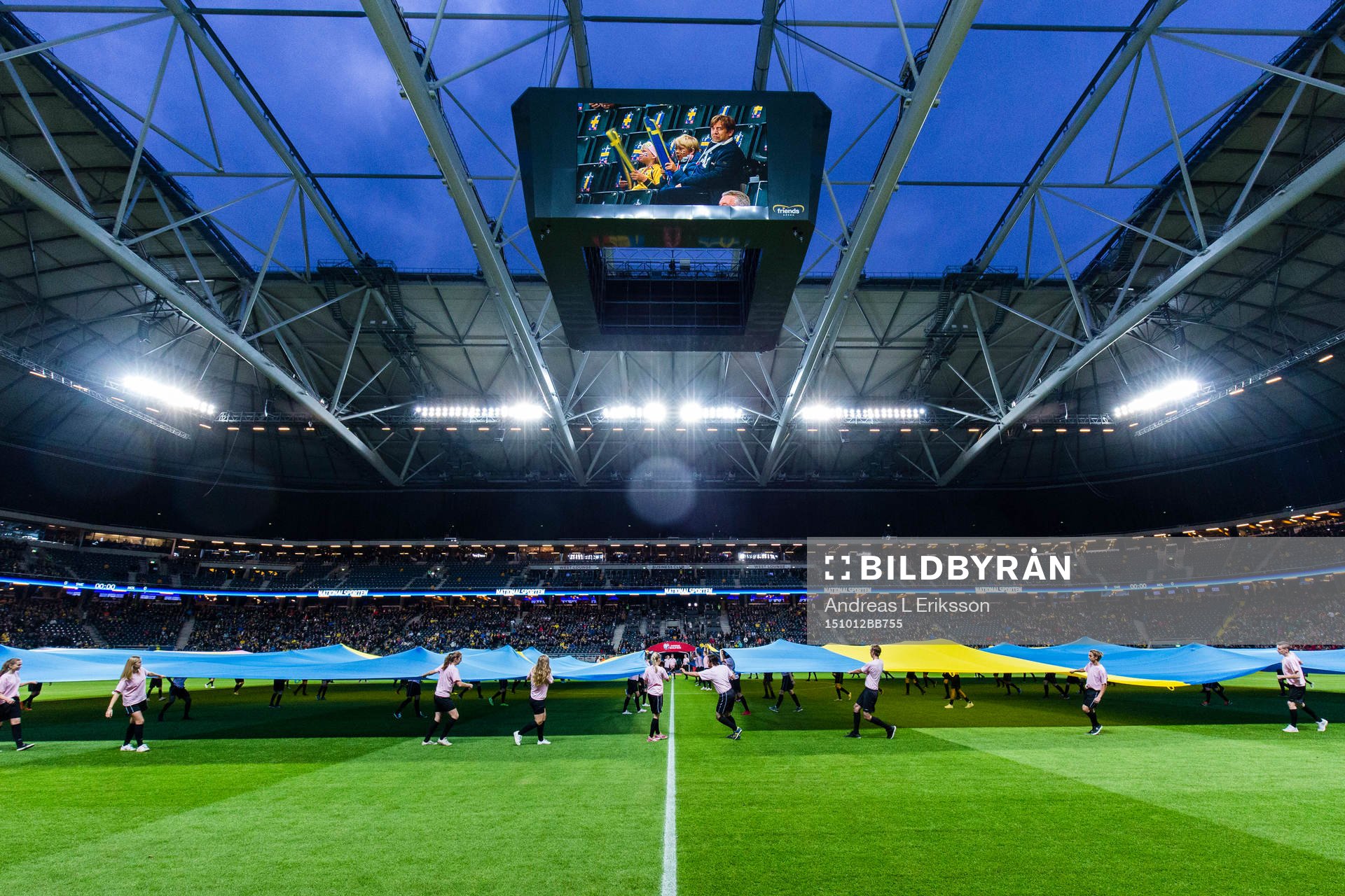 En stor svensk flagga på plan innan fotbollsmatchen i