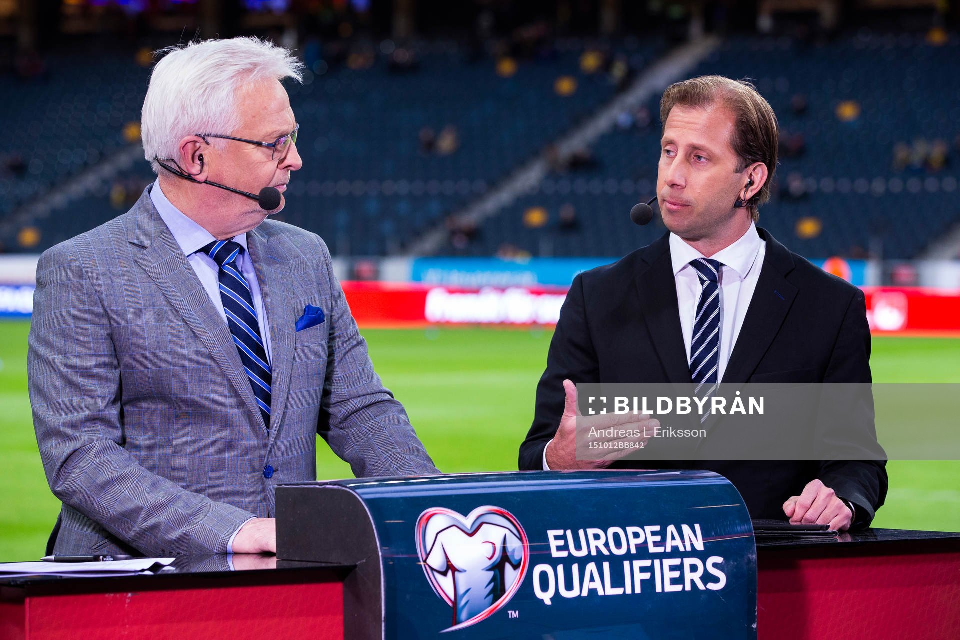 s Hans Backe och Simon Bank innan fotbollsmatchen i