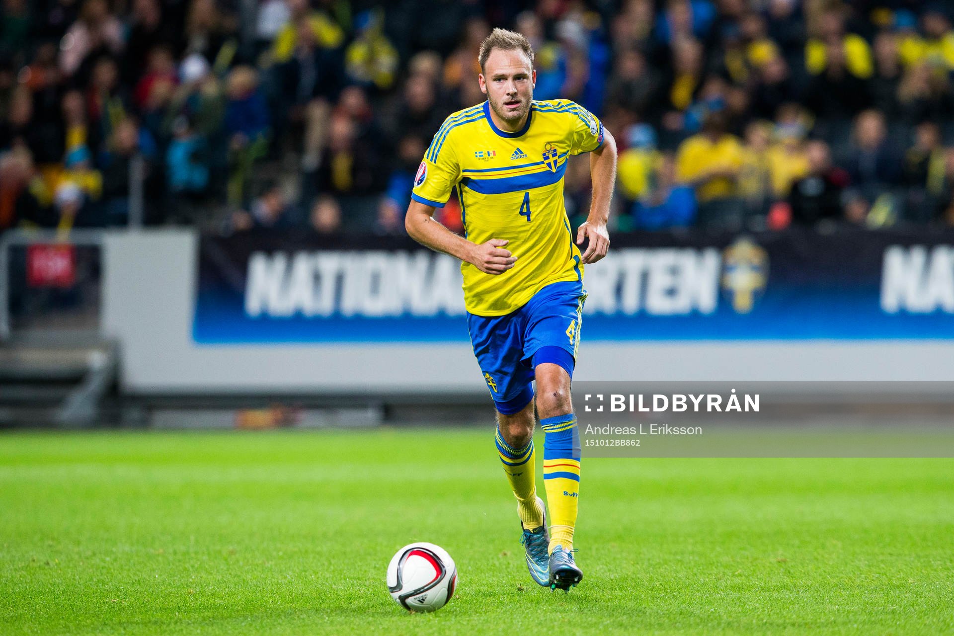Sveriges Andreas Granqvist med bollen