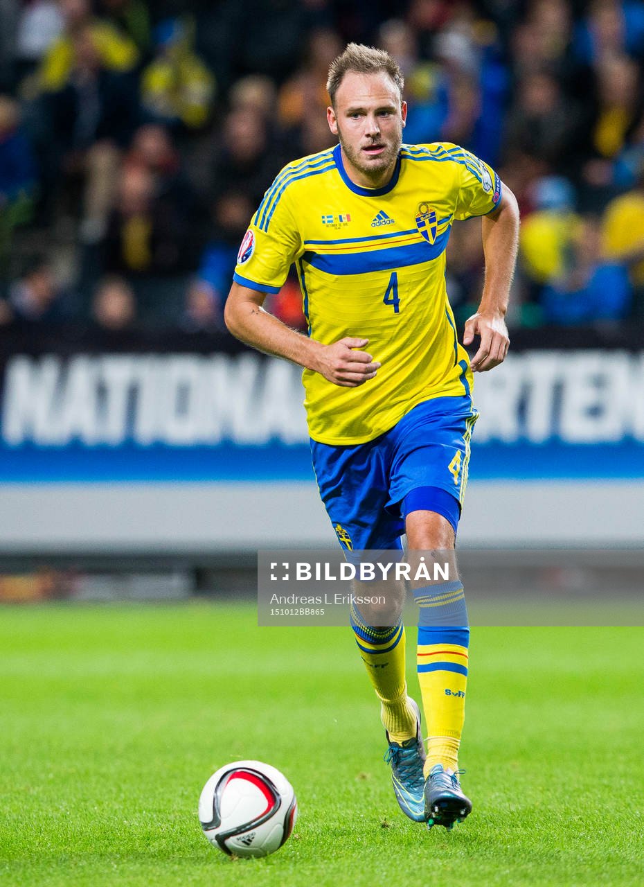 Sveriges Andreas Granqvist med bollen