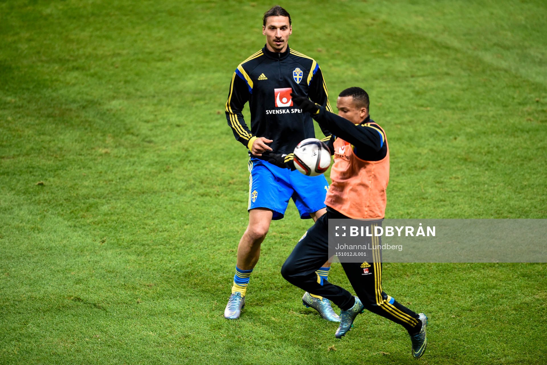 Sveriges Zlatan Ibrahimovic och Martin Olsson värmer upp