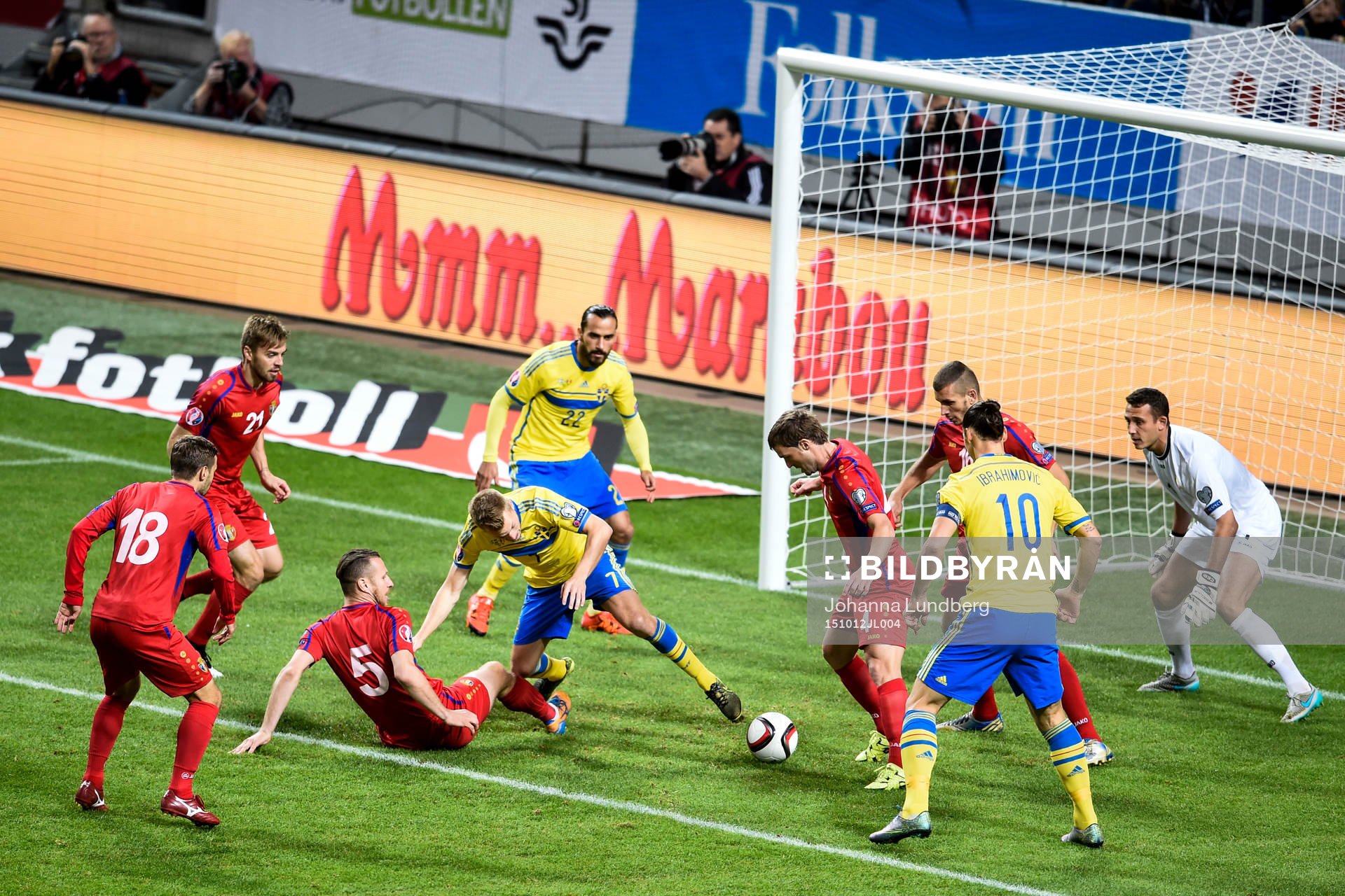 Sveriges Sebastian Larsson (m) petar fram bollen till