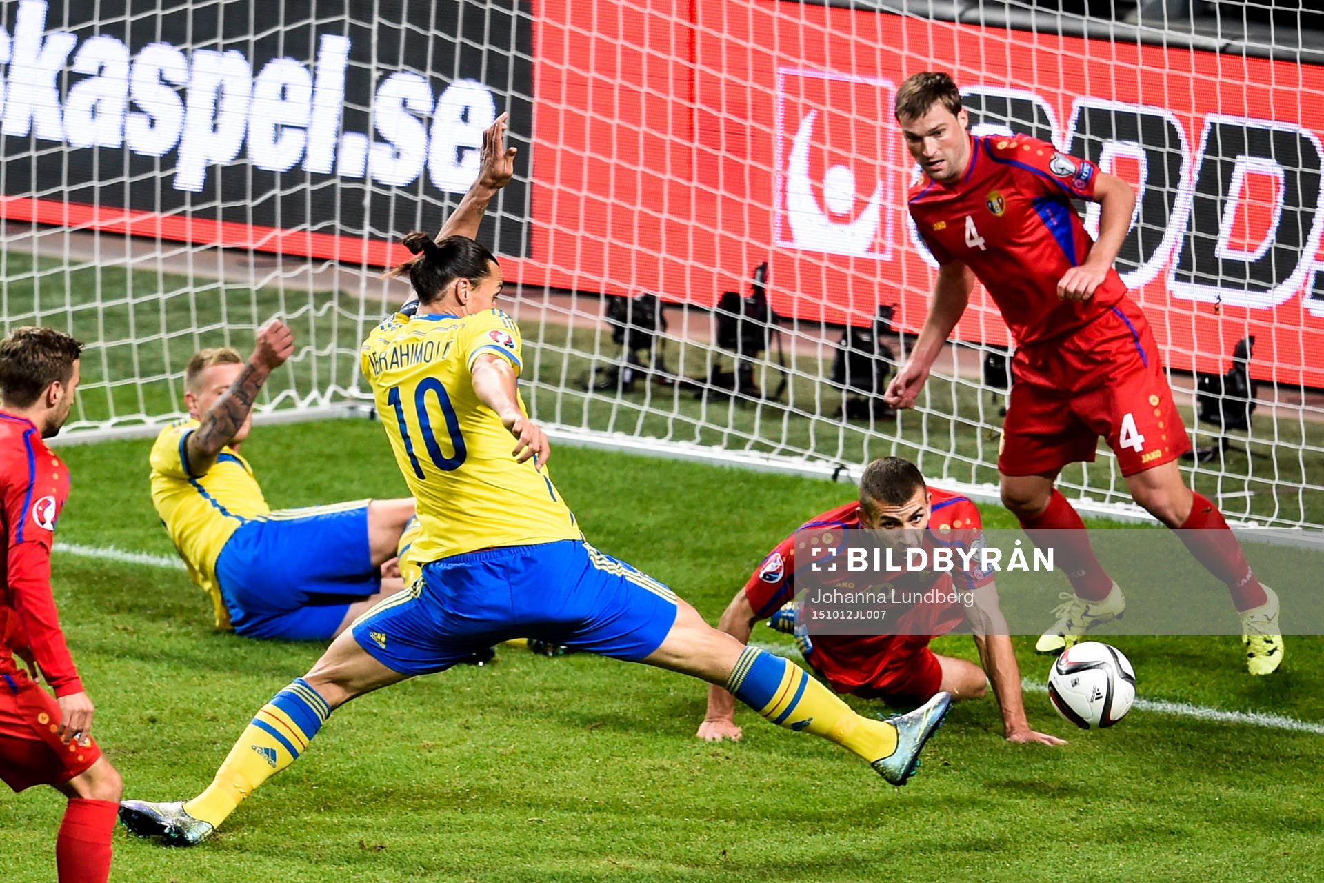 Sveriges Zlatan Ibrahimovic med farlig målchans mot