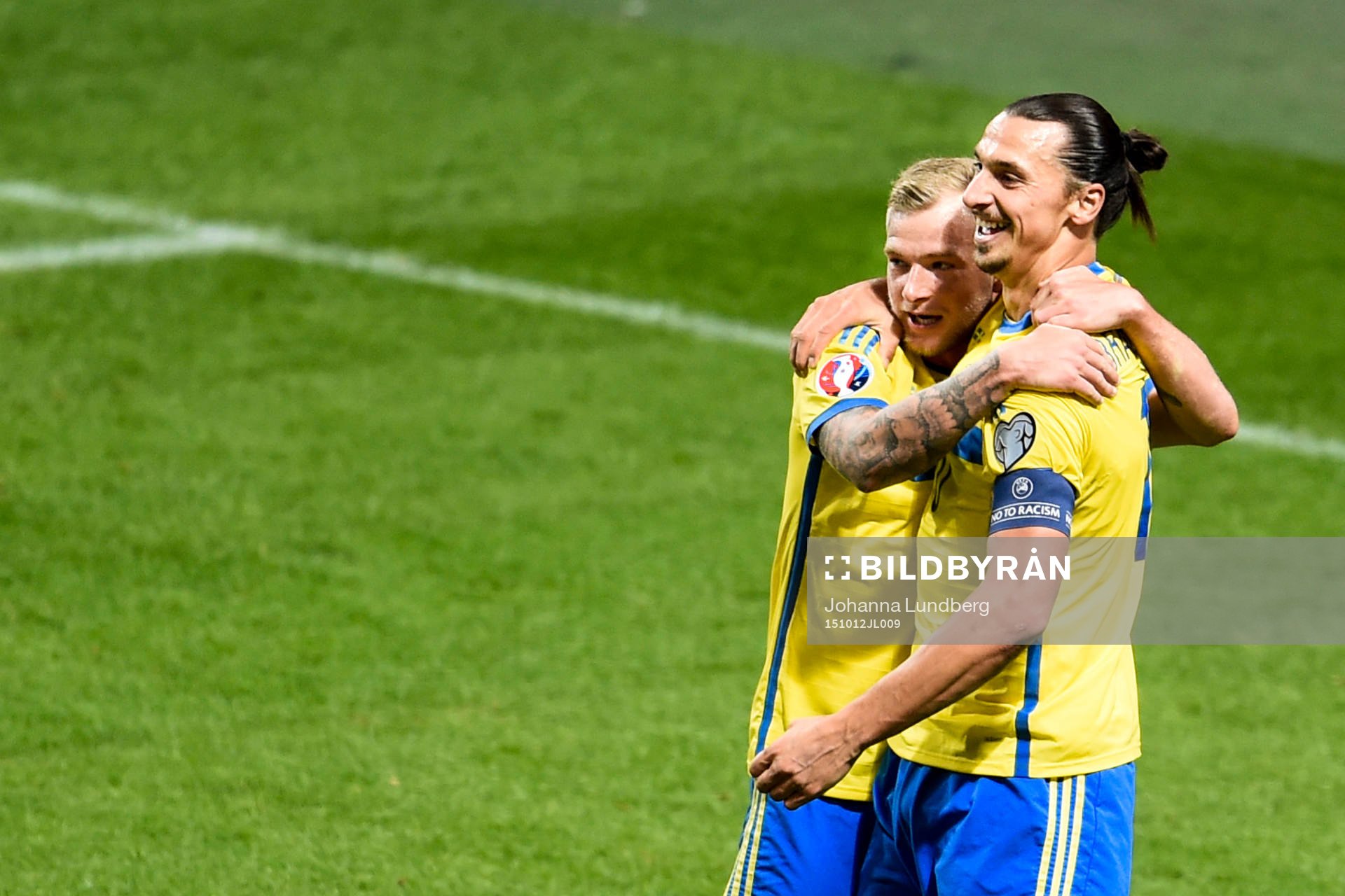 Sveriges John Guidetti och Zlatan Ibrahimovic jublar