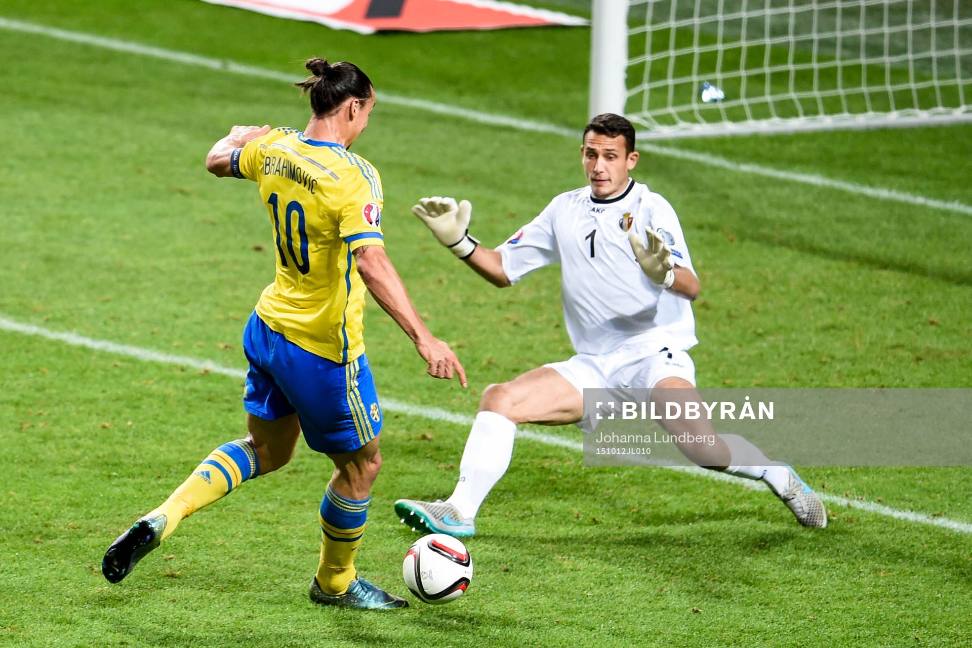 Sveriges Zlatan Ibrahimovic rundar Moldaviens målvakt Ilie