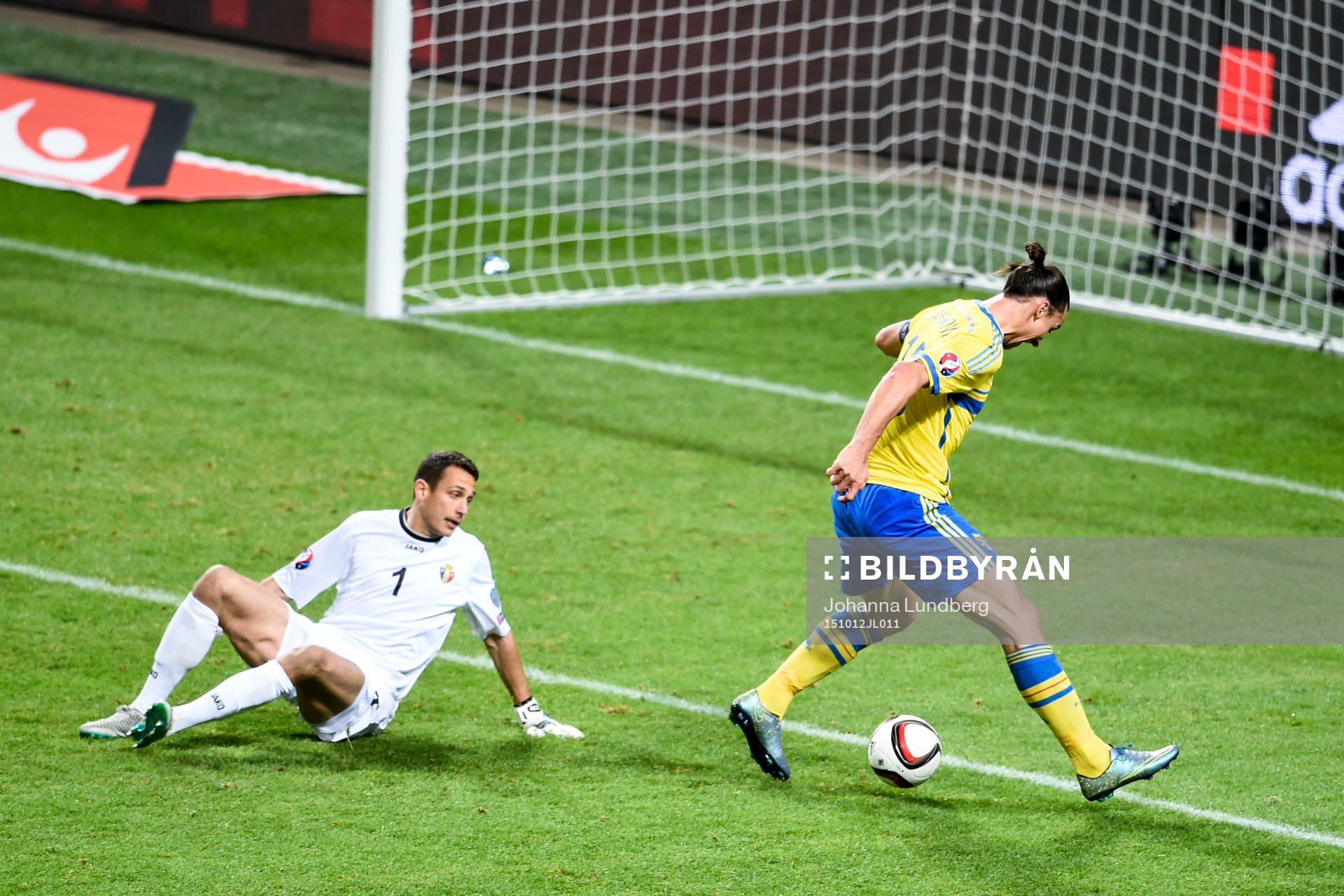 Sveriges Zlatan Ibrahimovic rundar Moldaviens målvakt Ilie