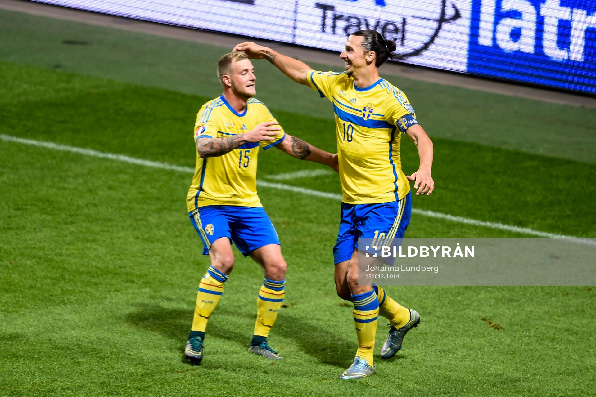 Sveriges Zlatan Ibrahimovic jublar