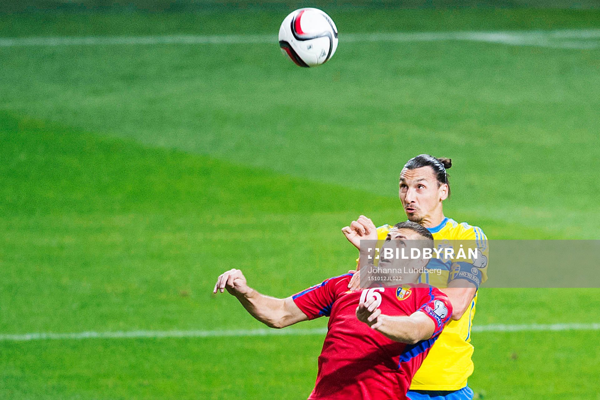 Moldaviens Stefan Burghiu och Sveriges Zlatan Ibrahimovic