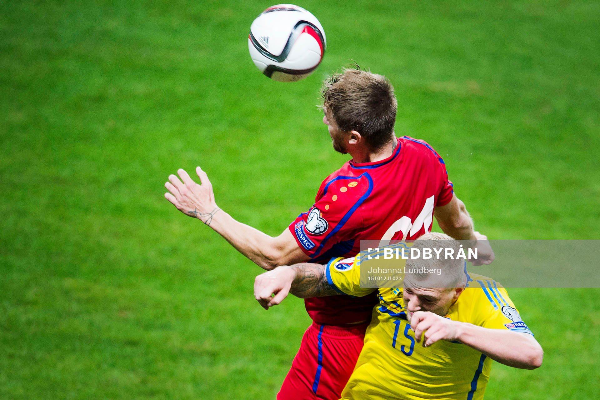 Sveriges John Guidetti i en nickduell mot Moldaviens Maxim Potirniche under fotbollsmatchen i EM-kvalet mellan Sverige och Moldavien den 12 oktober 2015 i Stockholm.