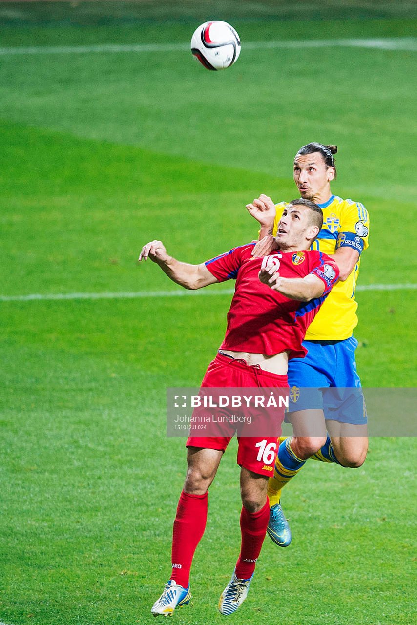 Moldaviens Stefan Burghiu och Sveriges Zlatan Ibrahimovic