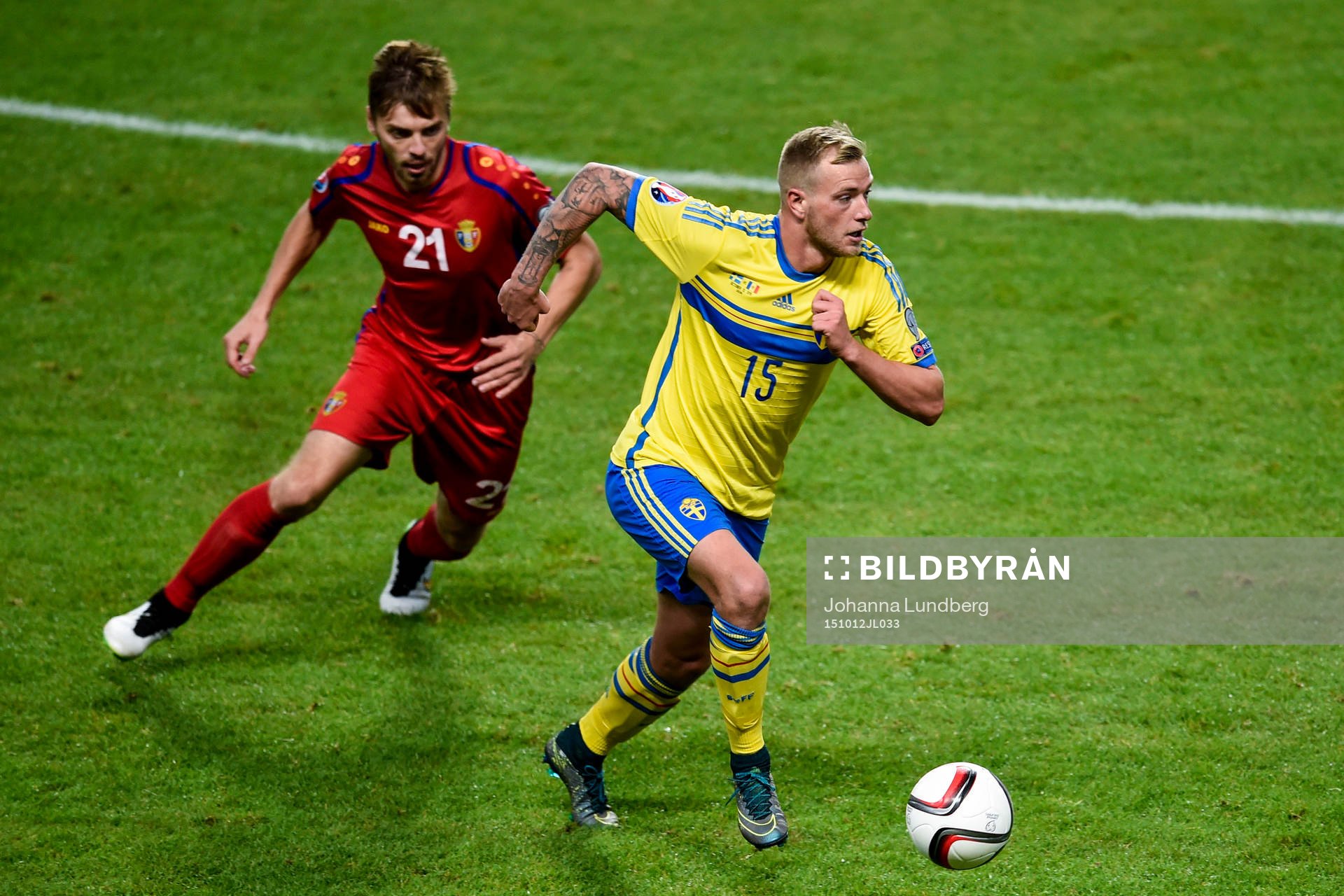 Moldaviens Maxim Potirniche och Sveriges John Guidetti under fotbollsmatchen i EM-kvalet mellan Sverige och Moldavien den 12 oktober 2015 i Stockholm.