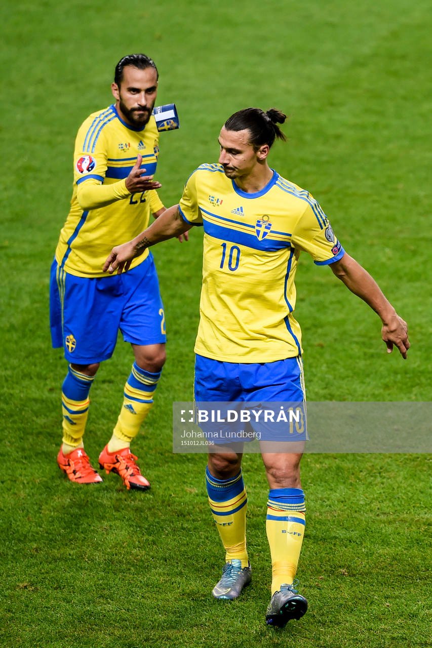 Sveriges Zlatan Ibrahimovic kastar över kaptensbindeln till Erkan Zengin när han byts ut under fotbollsmatchen i EM-kvalet mellan Sverige och Moldavien den 12 oktober 2015 i Stockholm.