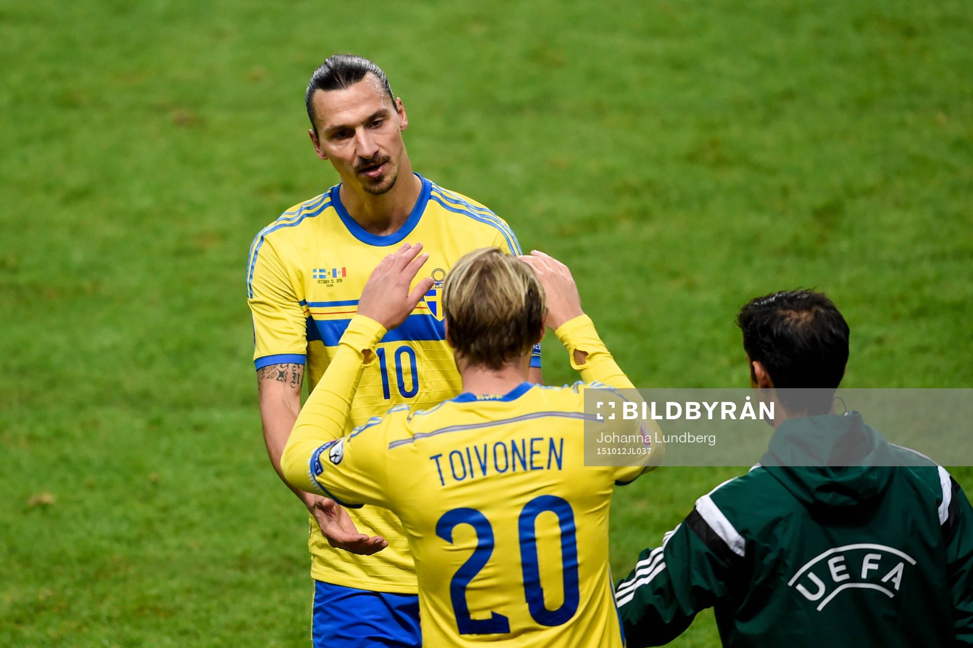 Sveriges Zlatan Ibrahimovic byts ut och in kommer Ola Toivonen under fotbollsmatchen i EM-kvalet mellan Sverige och Moldavien den 12 oktober 2015 i Stockholm.