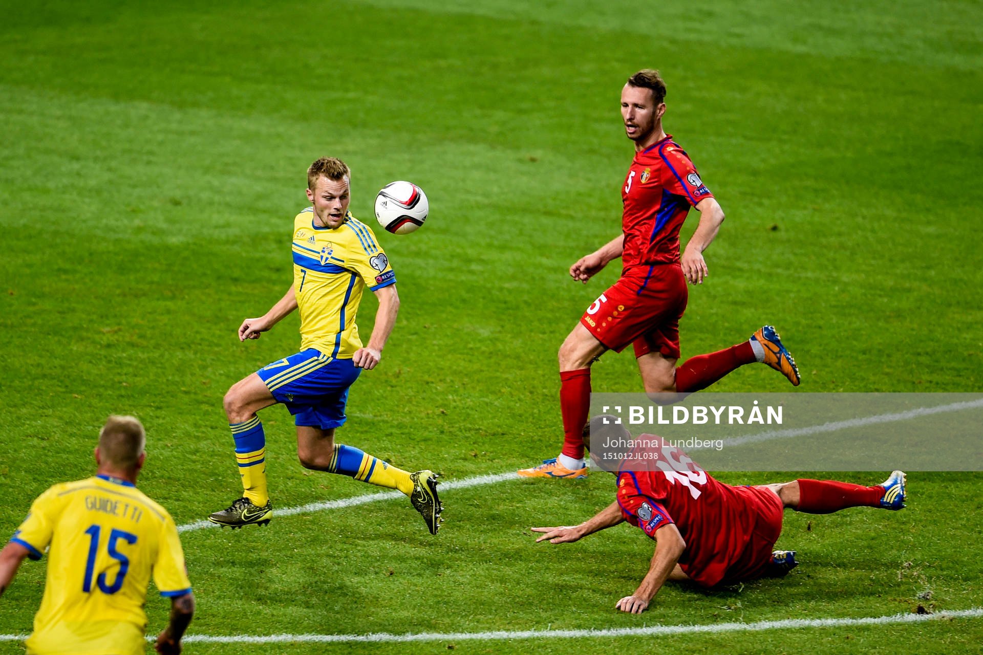 Sveriges Sebastian Larsson mot Moldaviens Stefan Burghiu och Victor Golovatenco under fotbollsmatchen i EM-kvalet mellan Sverige och Moldavien den 12 oktober 2015 i Stockholm.