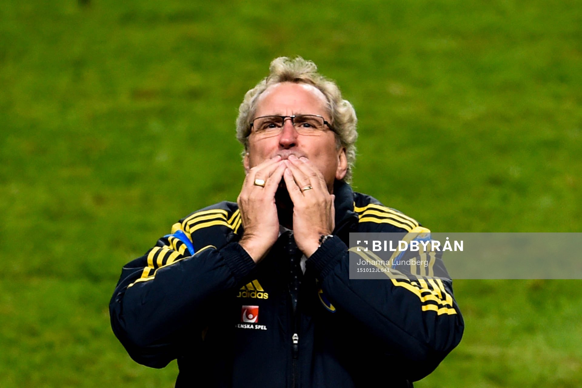 Sveriges förbundskapten Erik Hamrén ger slängkyssar till