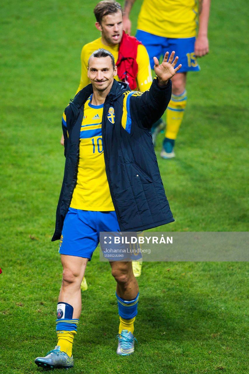 Sveriges Zlatan Ibrahimovic vinkar till publiken
