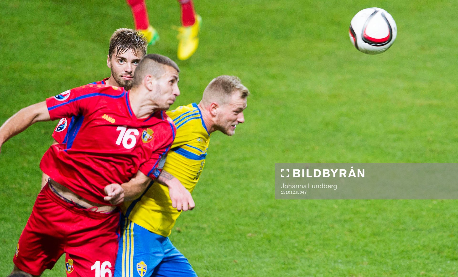 Moldaviens Stefan Burghiu i en luftduell mot Sveriges John