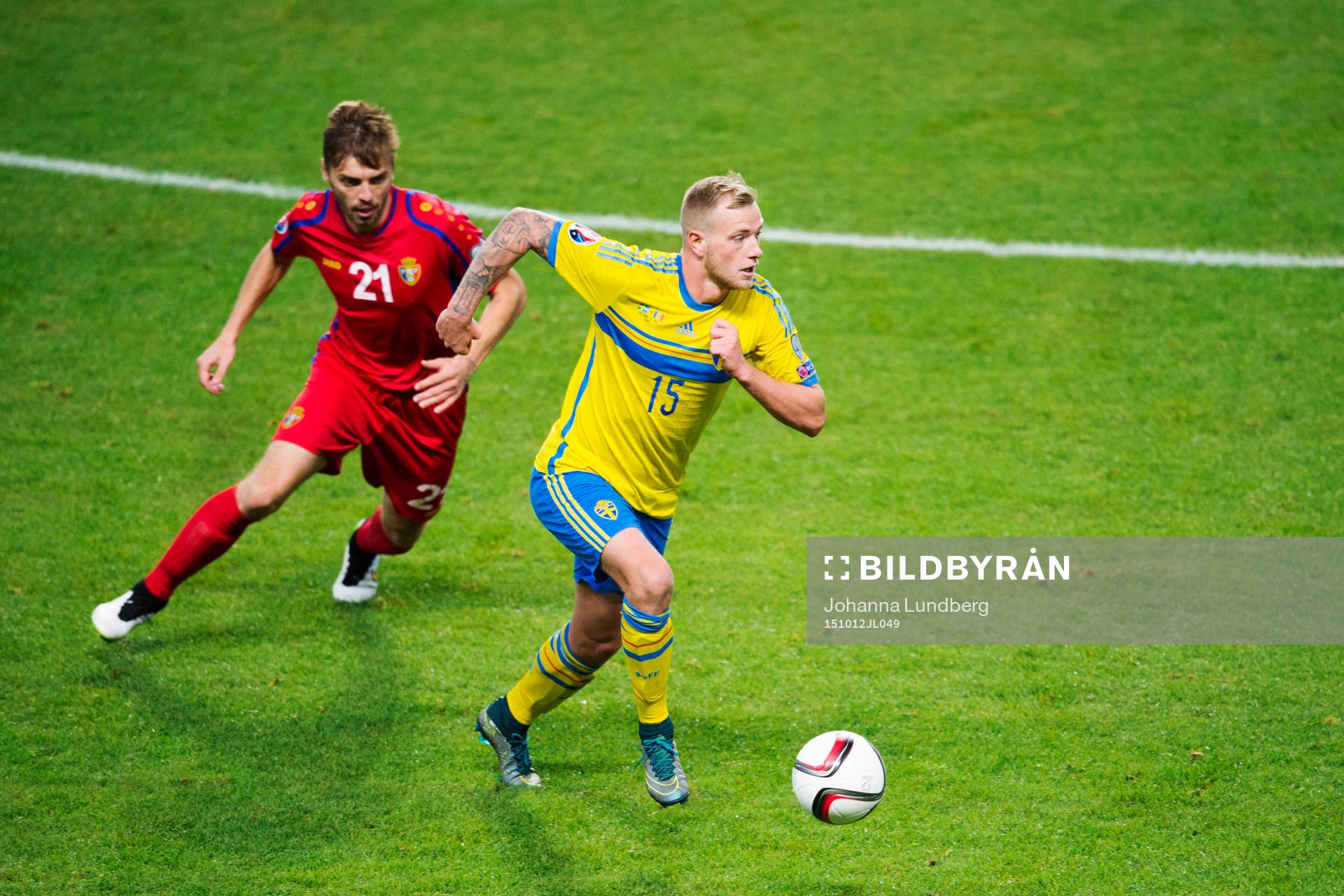 Sveriges John Guidetti och Moldaviens Maxim Potirniche under fotbollsmatchen i EM-kvalet mellan Sverige och Moldavien den 12 oktober 2015 i Stockholm.