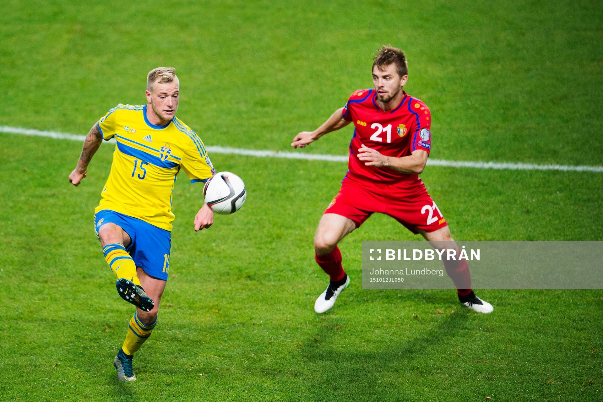 Sveriges John Guidetti och Moldaviens Maxim Potirniche under fotbollsmatchen i EM-kvalet mellan Sverige och Moldavien den 12 oktober 2015 i Stockholm.