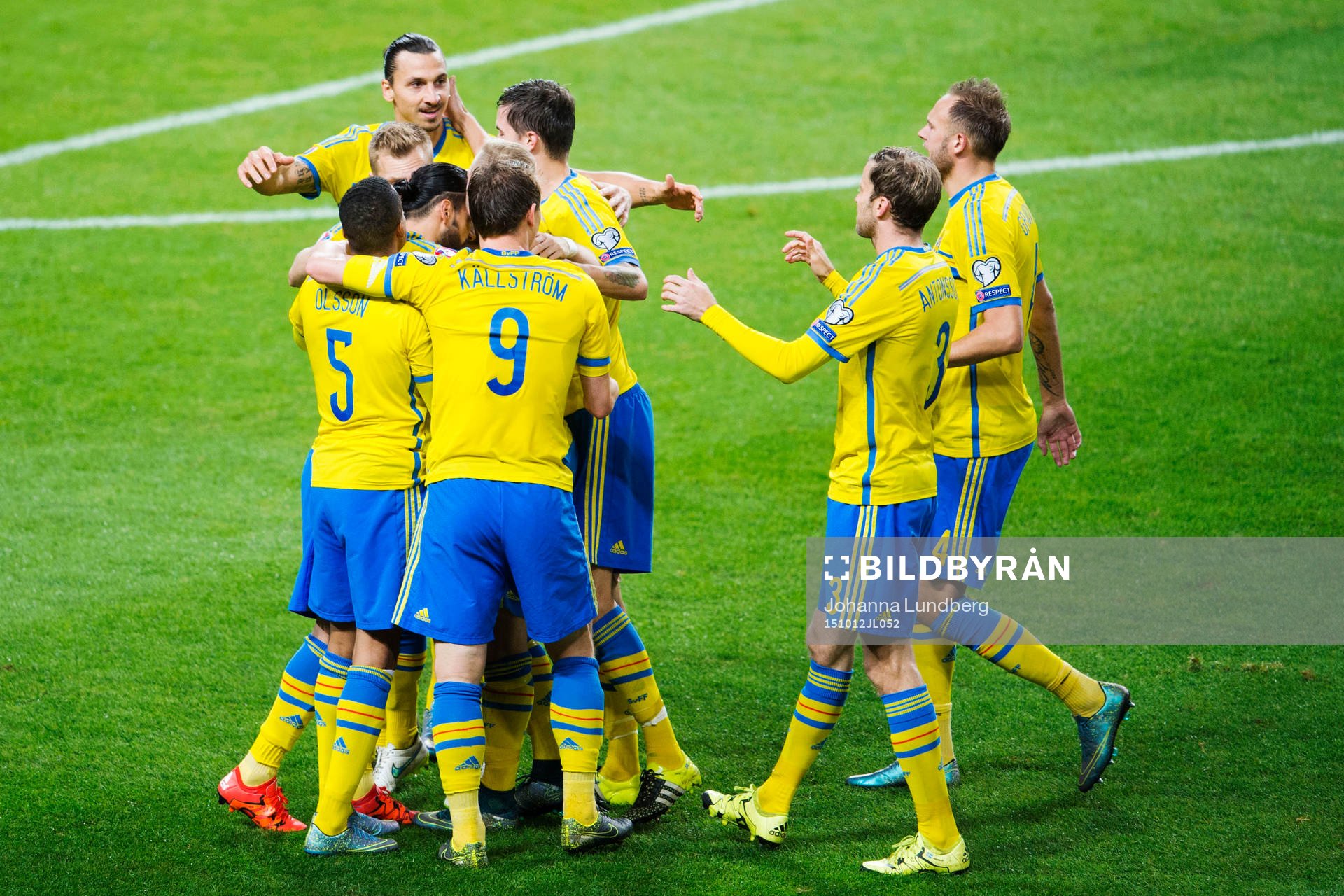Sveriges Zlatan Ibrahimovic, Martin Olsson, Kim Källström, Mikael Antonsson och Andreas Granqvist jublar med Erkan Zengin efter att han har gjort 2-0 under fotbollsmatchen i EM-kvalet mellan Sverige och Moldavien den 12 oktober 2015 i Stockholm.
