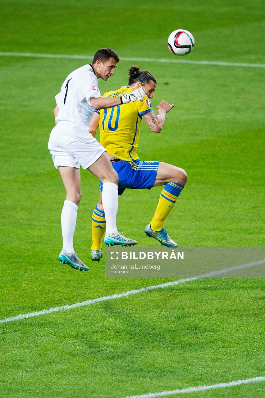 Moldaviens målvakt Ilie Cebanu och Sveriges Zlatan