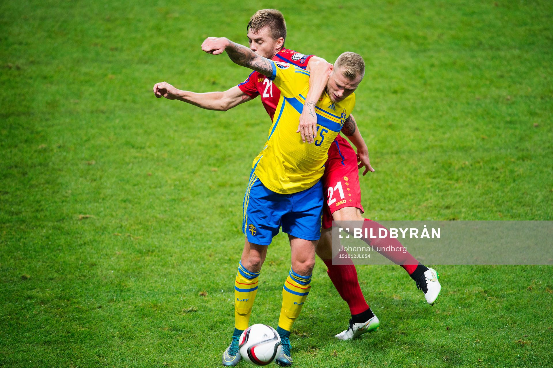Sveriges John Guidetti och Moldaviens Maxim Potirniche under fotbollsmatchen i EM-kvalet mellan Sverige och Moldavien den 12 oktober 2015 i Stockholm.