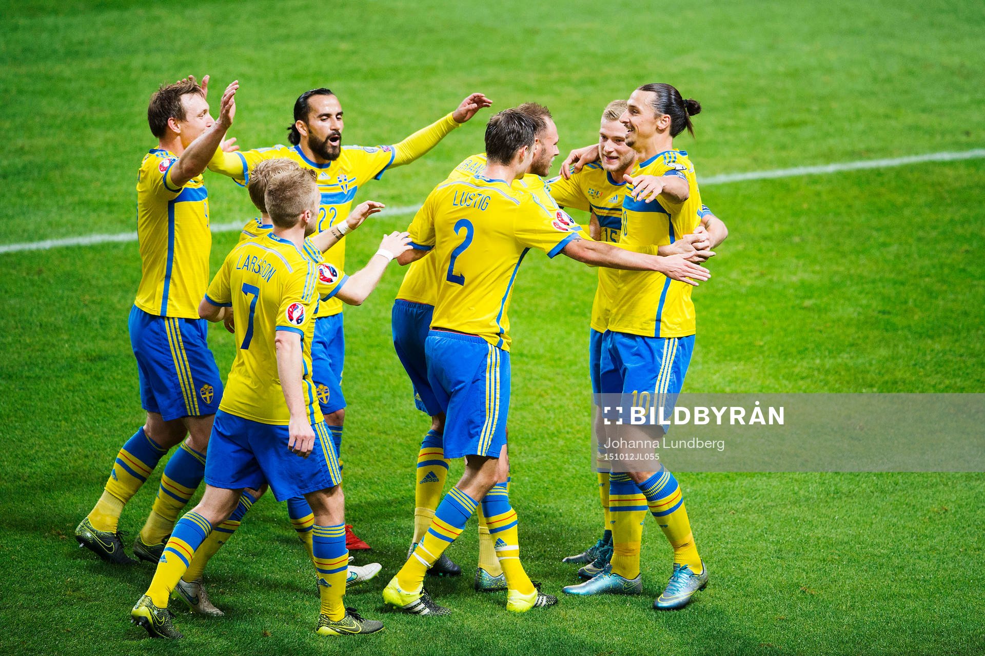 Sveriges Kim Källström, Erkan Zengin, Sebastian Larsson, Andreas Granqvist, Mikael Lustig och John Guidetti jublar med Zlatan Ibrahimovic efter att han har gjort 1-0 under fotbollsmatchen i EM-kvalet mellan Sverige och Moldavien den 12 oktober 2015 i Stockholm.