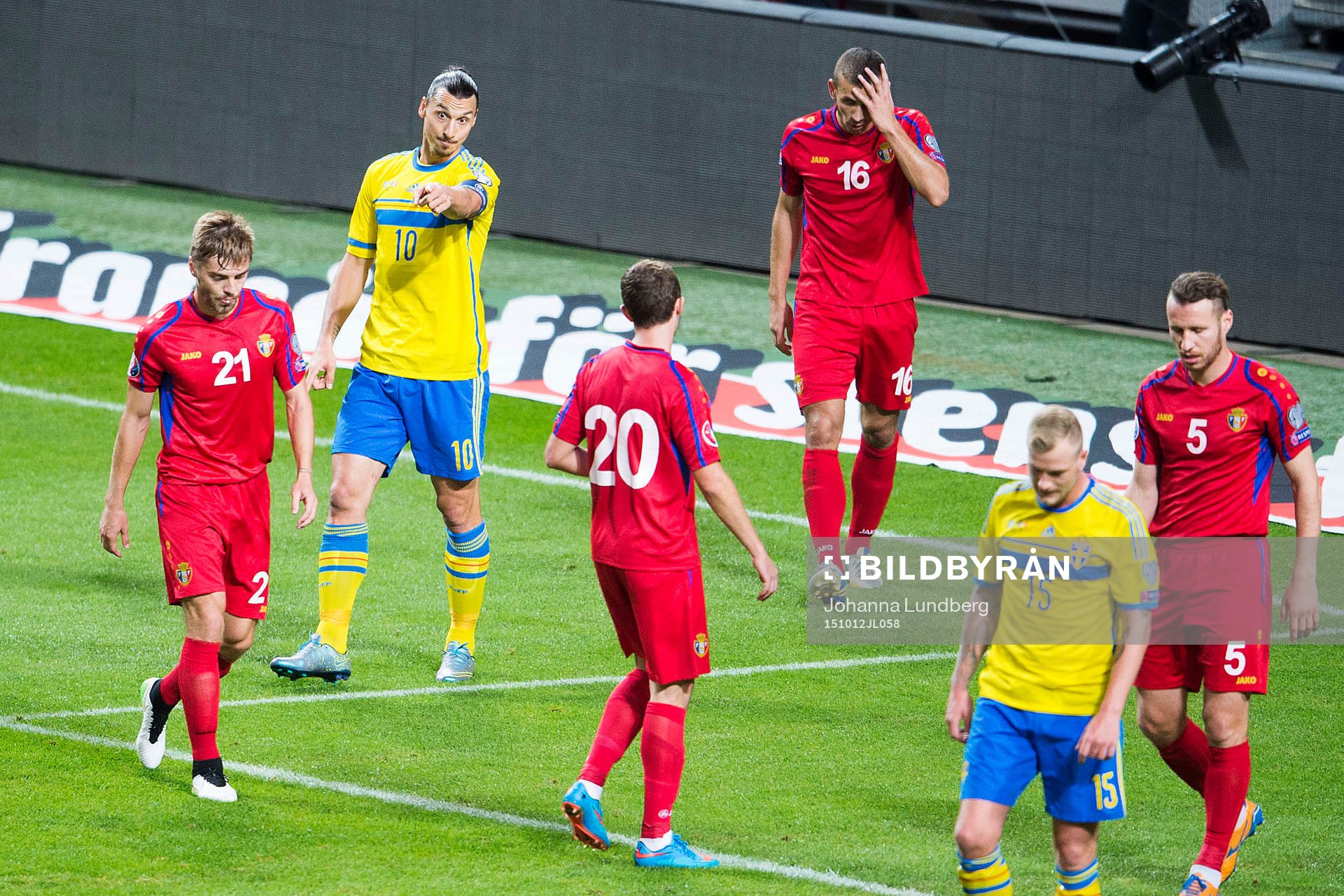 Sveriges Zlatan Ibrahimovic gestikulerar