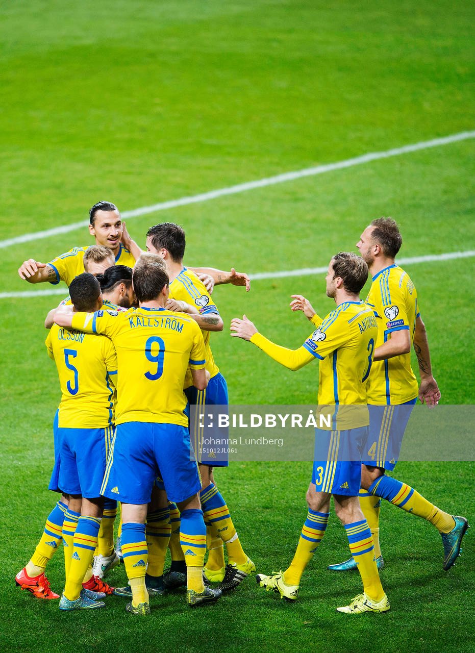 Sveriges Zlatan Ibrahimovic, Martin Olsson, Kim Källström, Mikael Antonsson och Andreas Granqvist jublar med Erkan Zengin efter att han har gjort 2-0 under fotbollsmatchen i EM-kvalet mellan Sverige och Moldavien den 12 oktober 2015 i Stockholm.