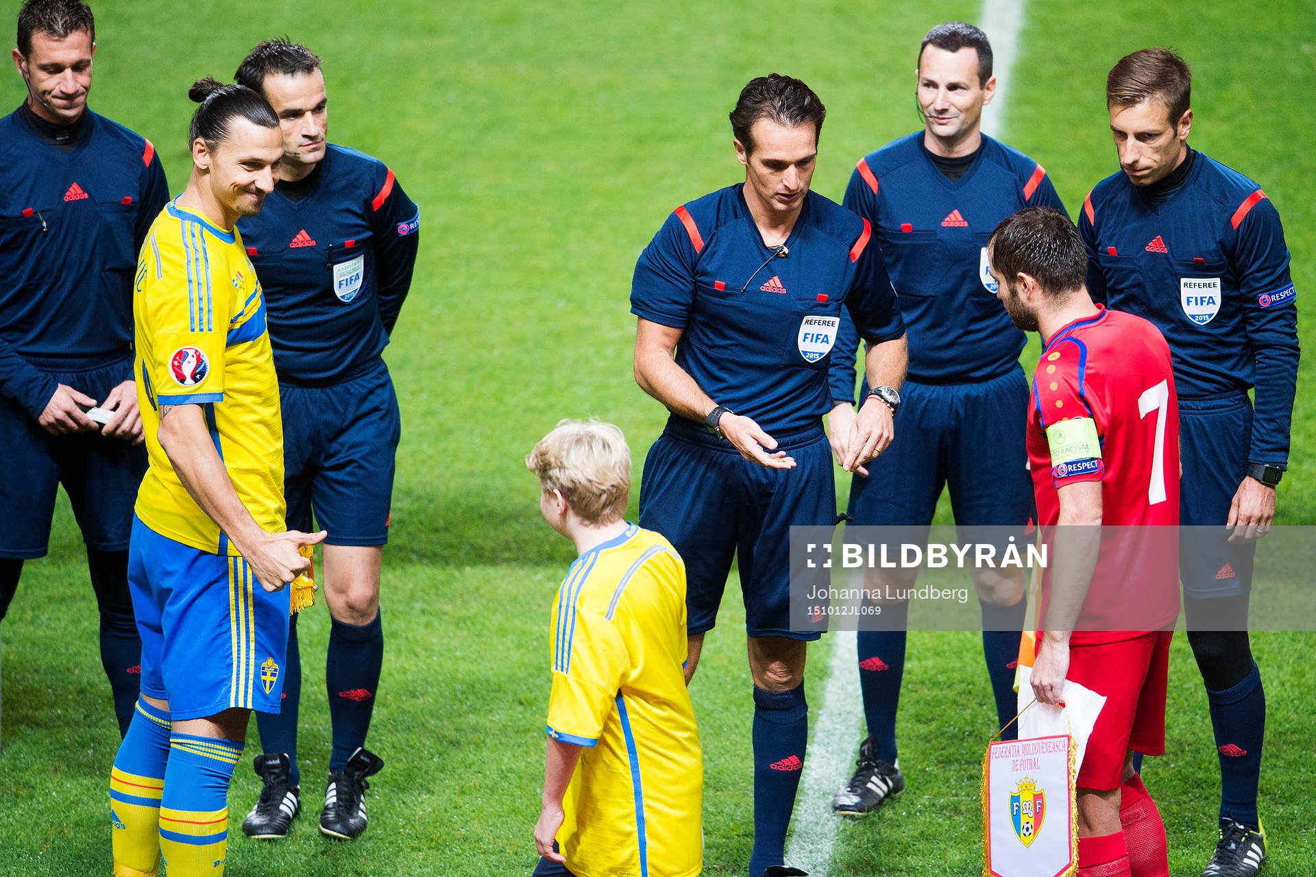 Sveriges Zlatan Ibrahimovic ger Noah Holmström från min