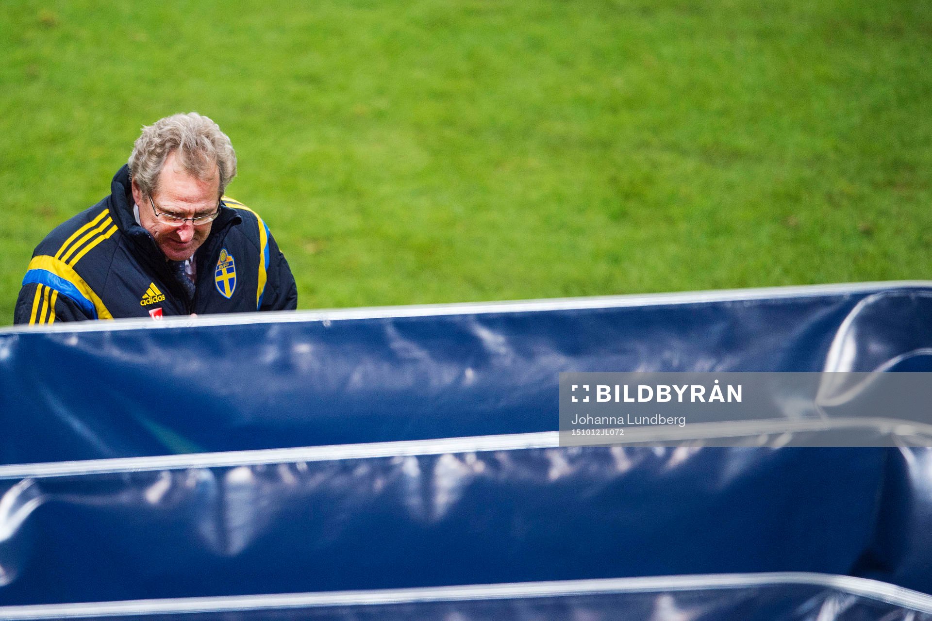 Sveriges förbundskapten Erik Hamrén lämnar planen efter fotbollsmatchen i EM-kvalet mellan Sverige och Moldavien den 12 oktober 2015 i Stockholm.