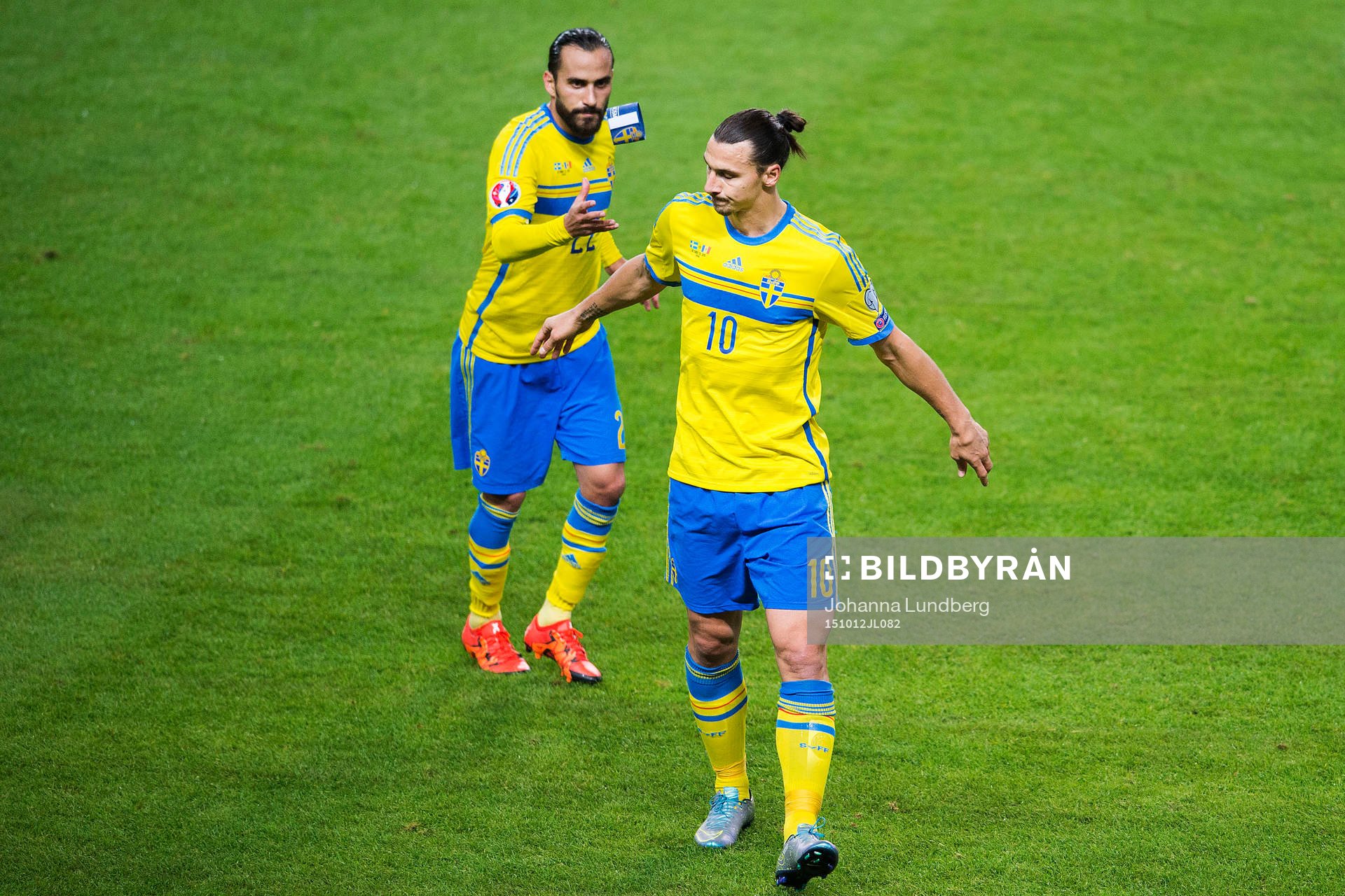 Sveriges Zlatan Ibrahimovic lämnar över kaptensbindeln