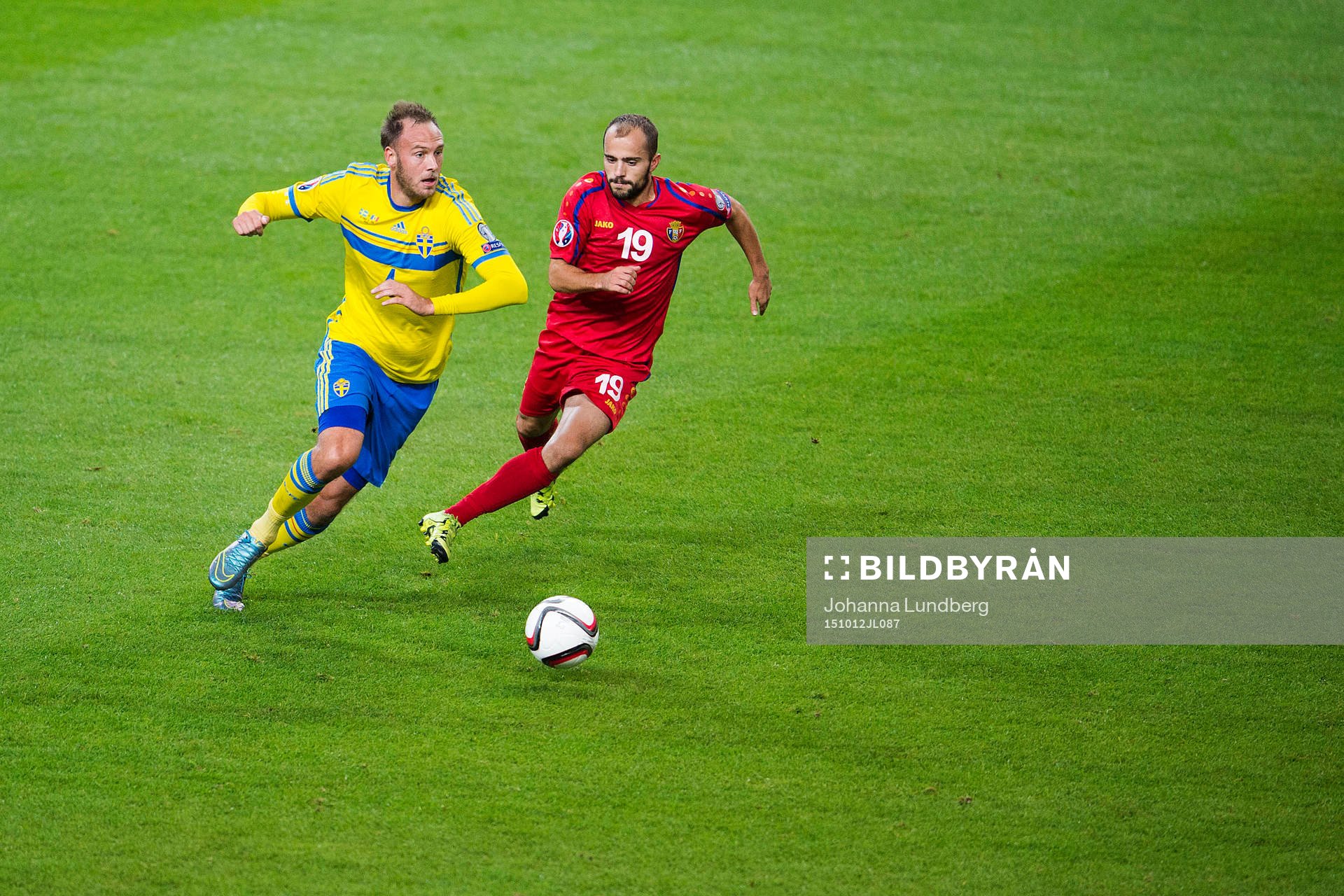 Sveriges Andreas Granqvist och Moldaviens Sergiu Istrati