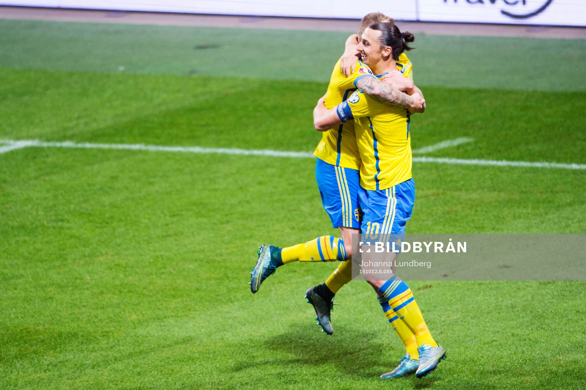 Sveriges John Guidetti jublar med Zlatan Ibrahimovic efter att han har gjort 1-0 under fotbollsmatchen i EM-kvalet mellan Sverige och Moldavien den 12 oktober 2015 i Stockholm.