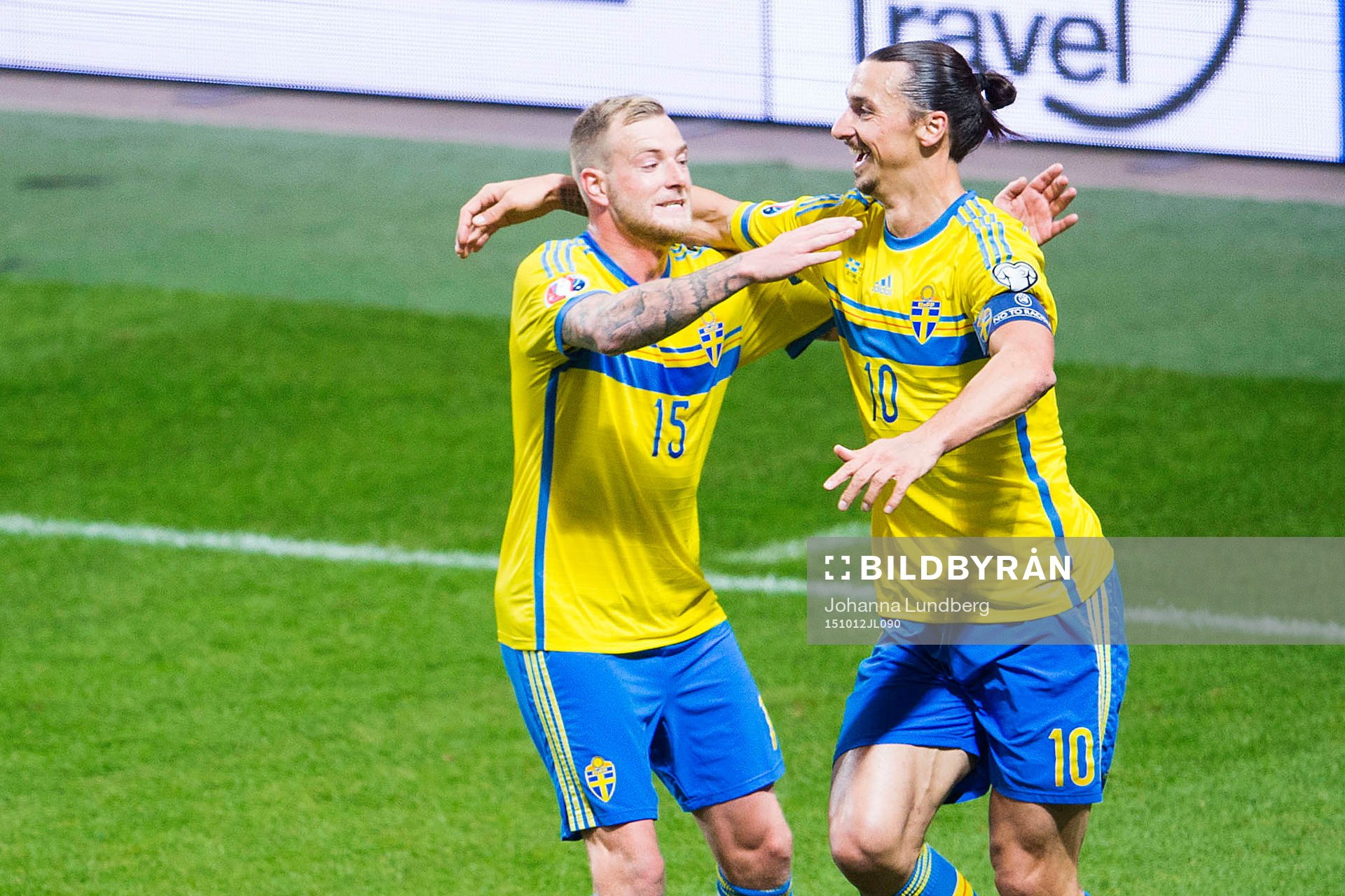 Sveriges John Guidetti jublar med Zlatan Ibrahimovic efter att han har gjort 1-0 under fotbollsmatchen i EM-kvalet mellan Sverige och Moldavien den 12 oktober 2015 i Stockholm.