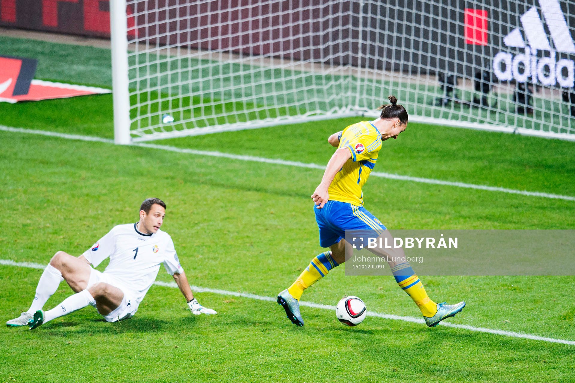 Sveriges Zlatan Ibrahimovic tar sig förbi Moldaviens