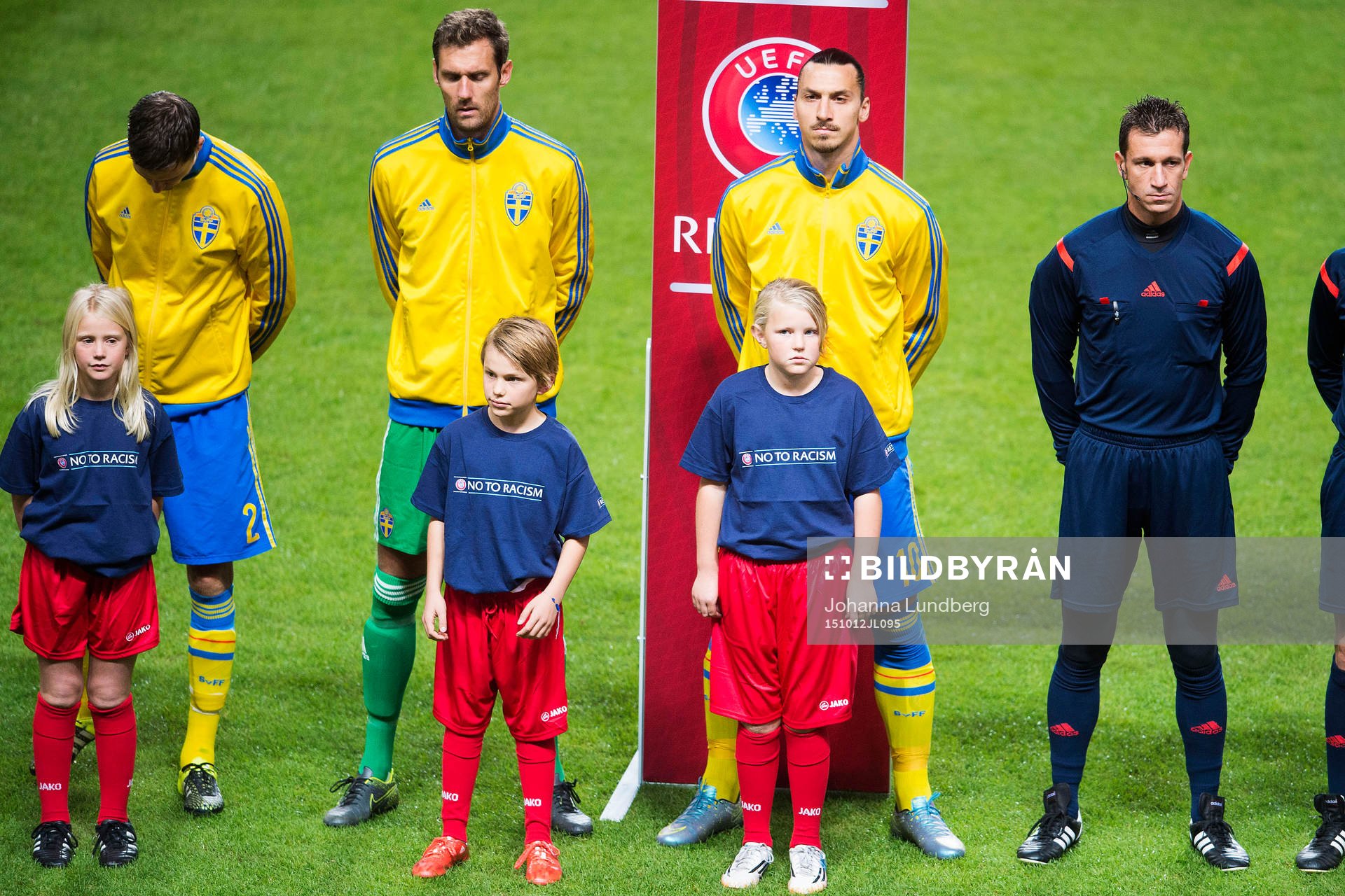 Sveriges Mikael Lustig, målvakt Andreas Isaksson och