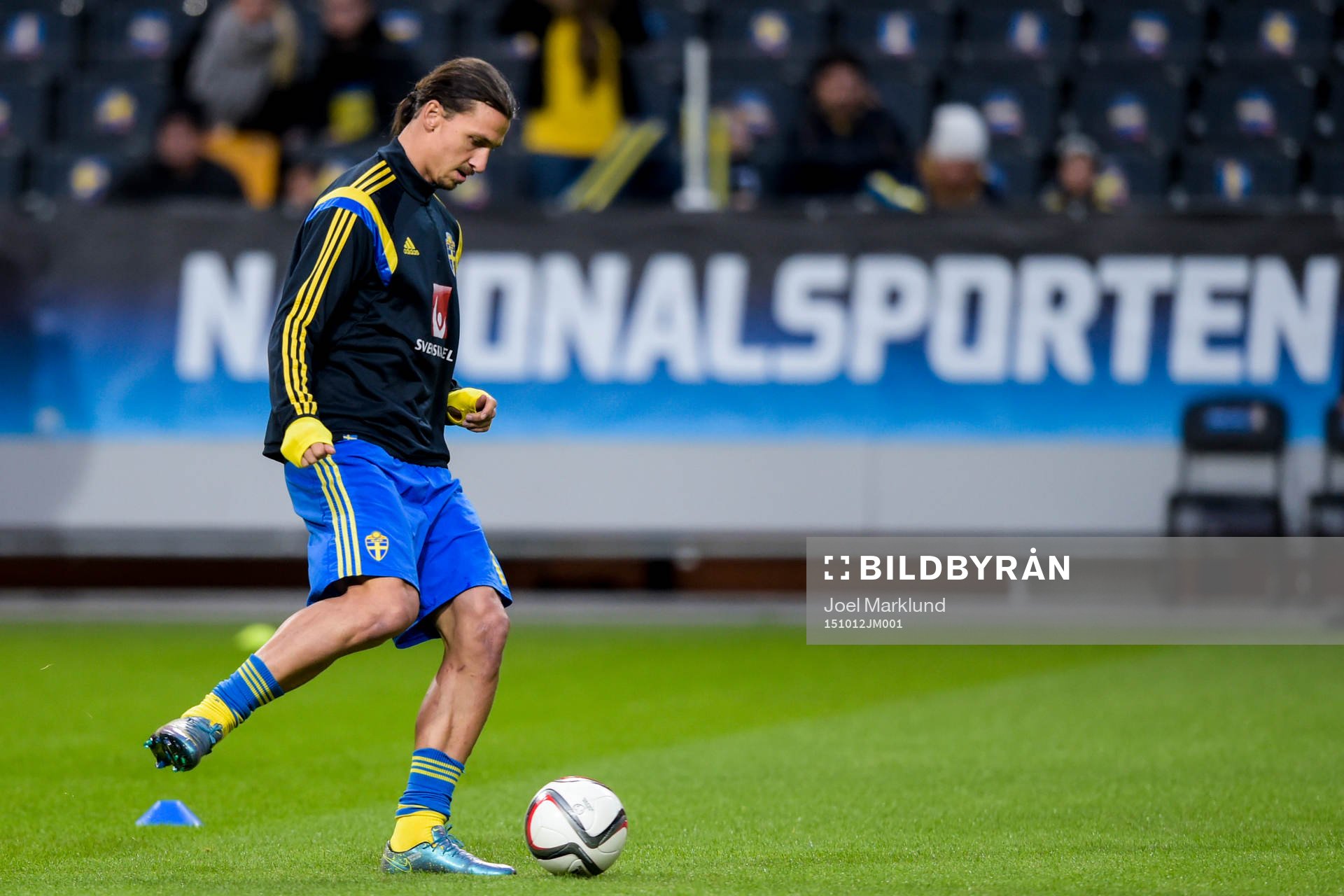 Sveriges Zlatan Ibrahimovic värmer upp